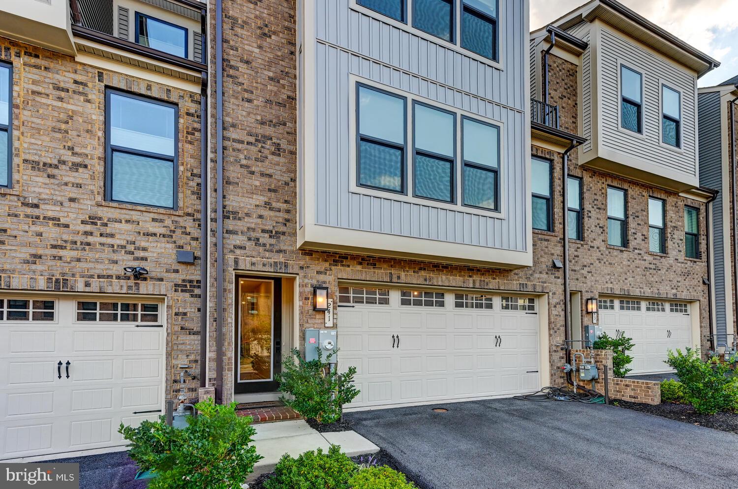 241 HICKORY HOLLOW COURT