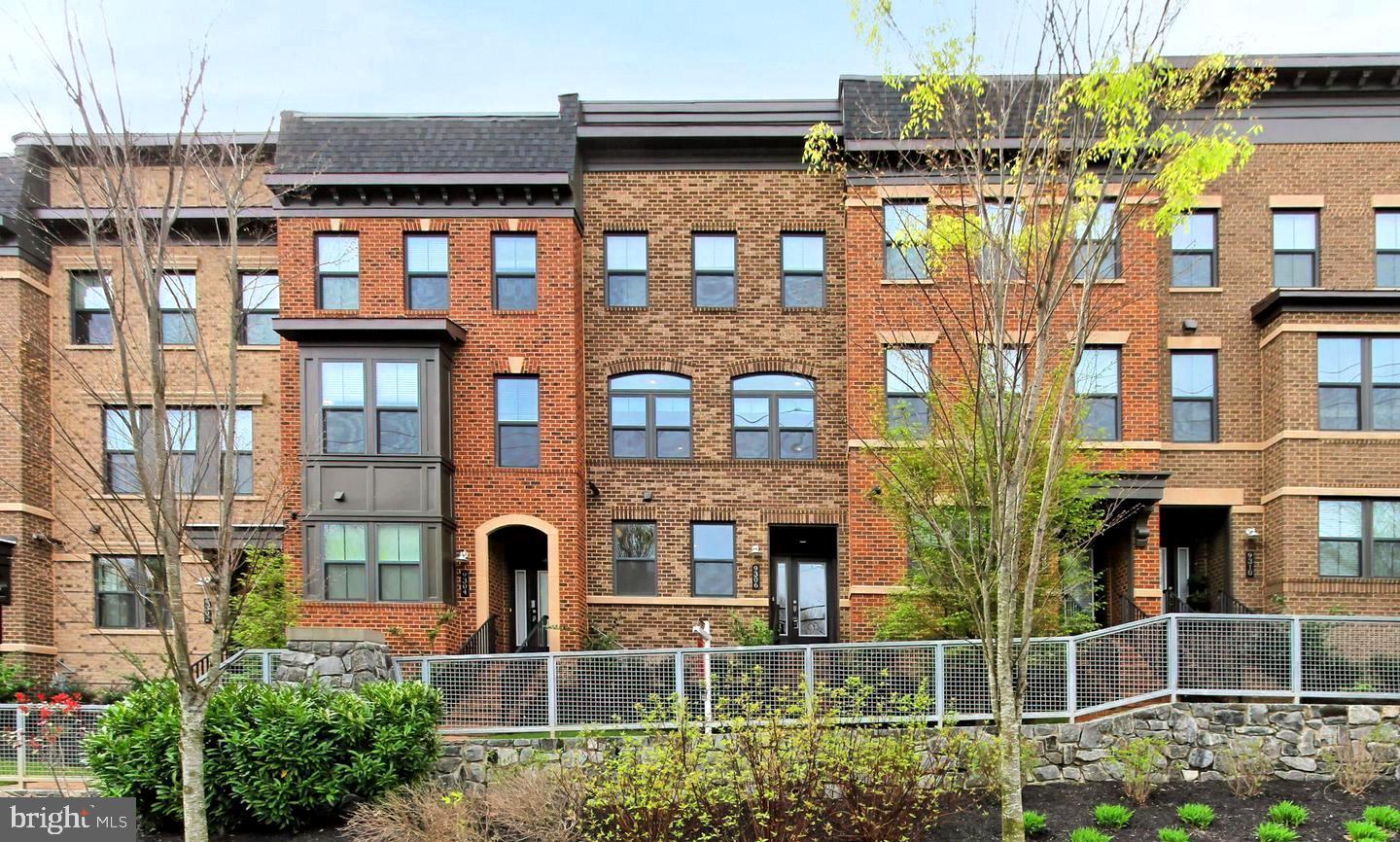 METRO ROW - Residential Lease