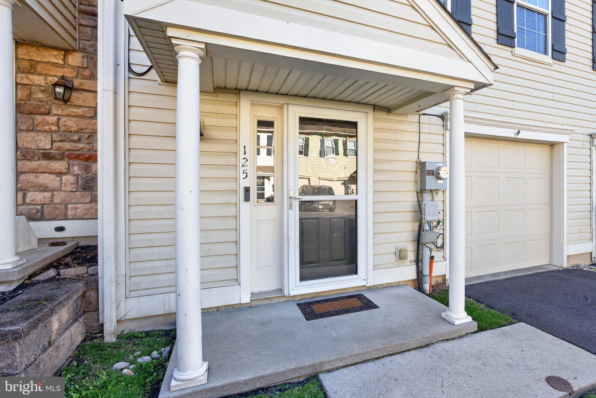 125 RED OAK CT COURT