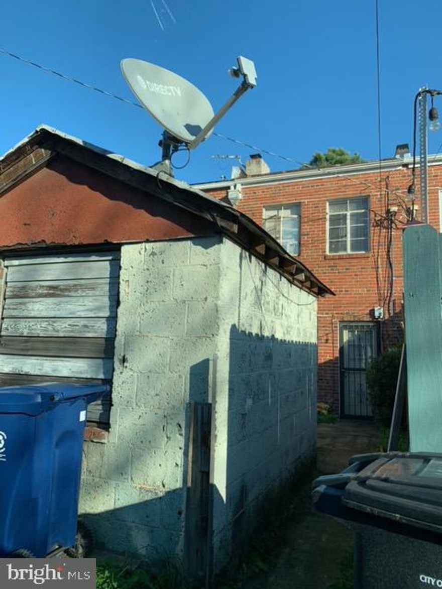 **TENANT OCCUPIED**DO NOT DISTURB TENANT  Great potential for this 2 bedrooms and 1 bathroom.    Investment opportunity.  HOME SOLD STRICTLY AS-IS  CASH ONLY