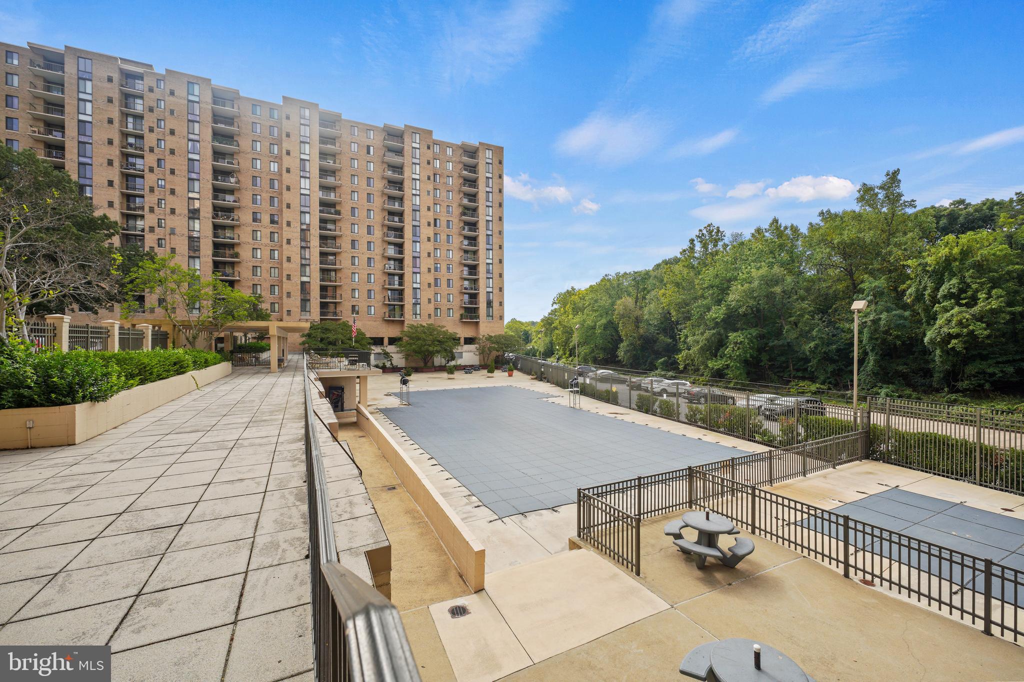 THE CARLTON - Residential