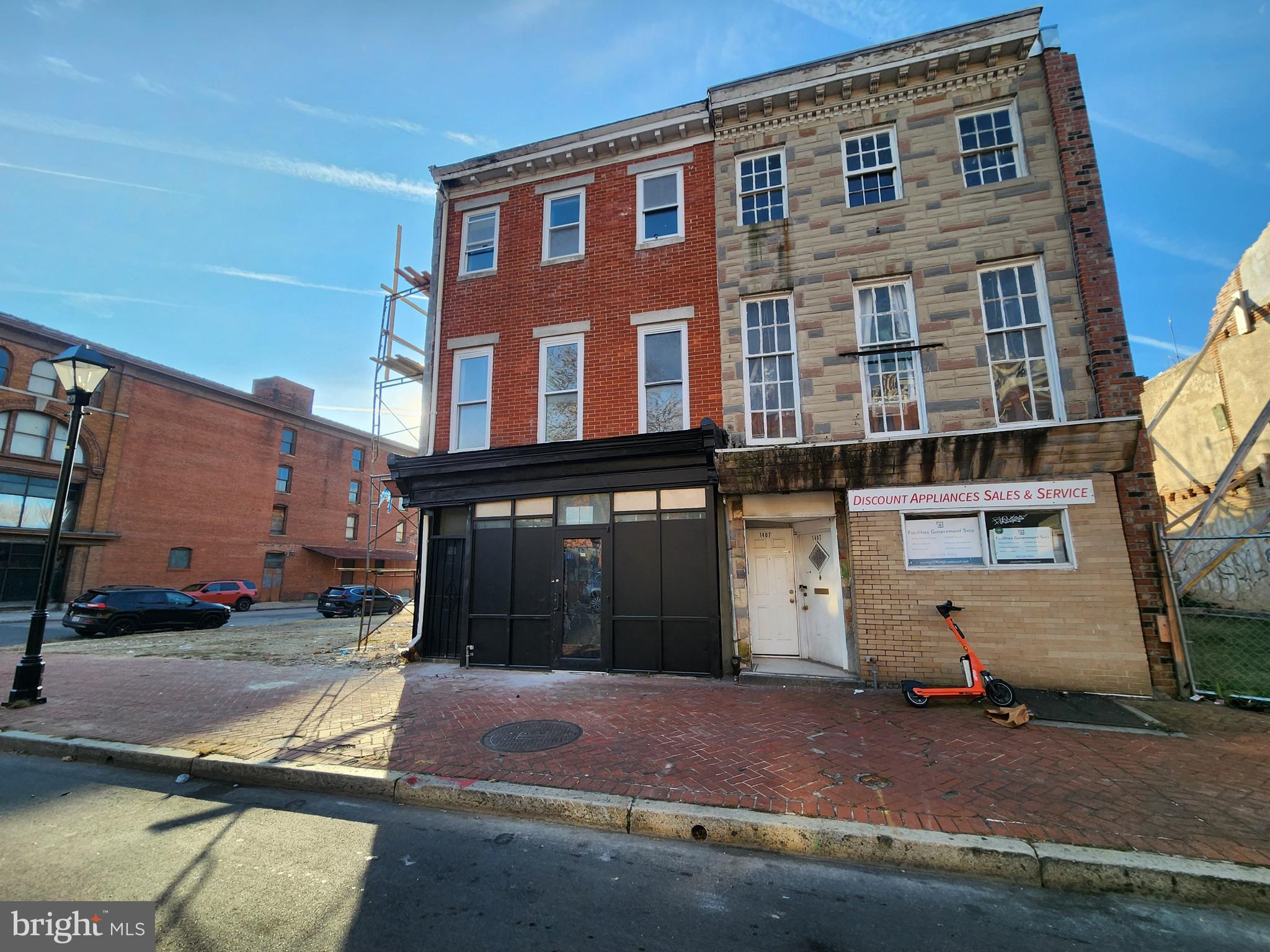 Main image without alt text