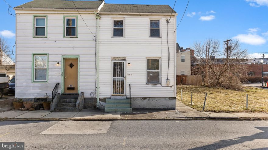 INVESTORS ALERT! Come with your vision and bring this home back to life. In the heart of Harrisburg city and in walking distance of restaurants and entertainment, close proximity to many landmarks (Midtown, near the Federal Bldg., next to the Broad Street Market, Susquehanna Museum,  movie theatre etc.)  Amazing opportunity for the right buyer. Come and put your vision to work!