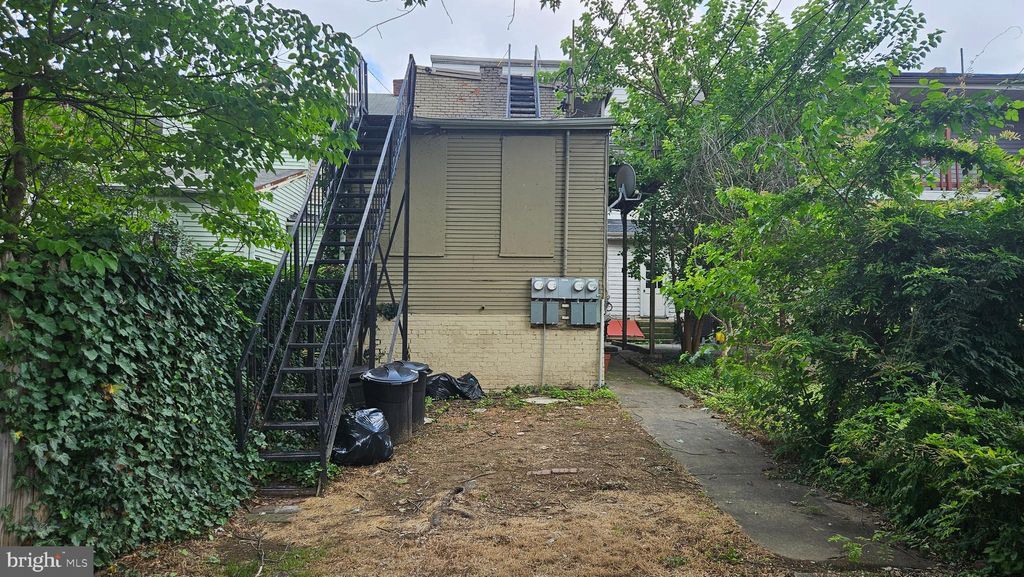 Photo of 569 W Philadelphia Street, YORK, PA 17403 (MLS # PAYK2087586)
