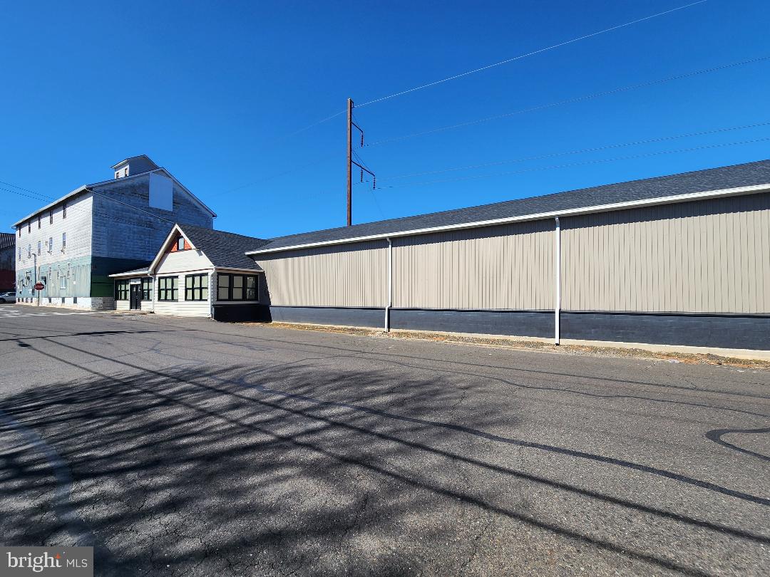 1060 GREELEY AVE.