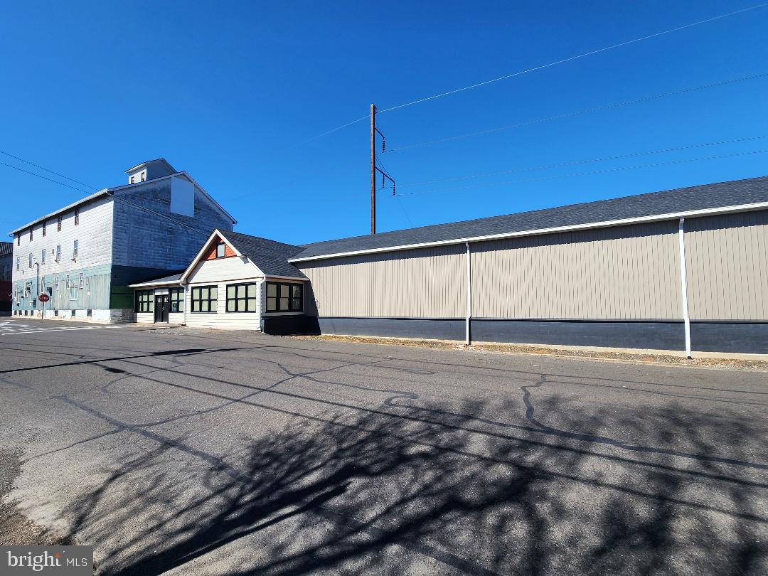 1060 GREELEY AVE.