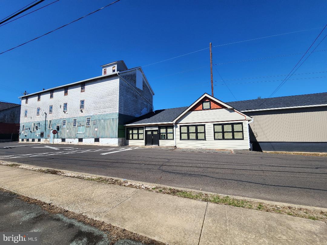 1060 GREELEY AVE.