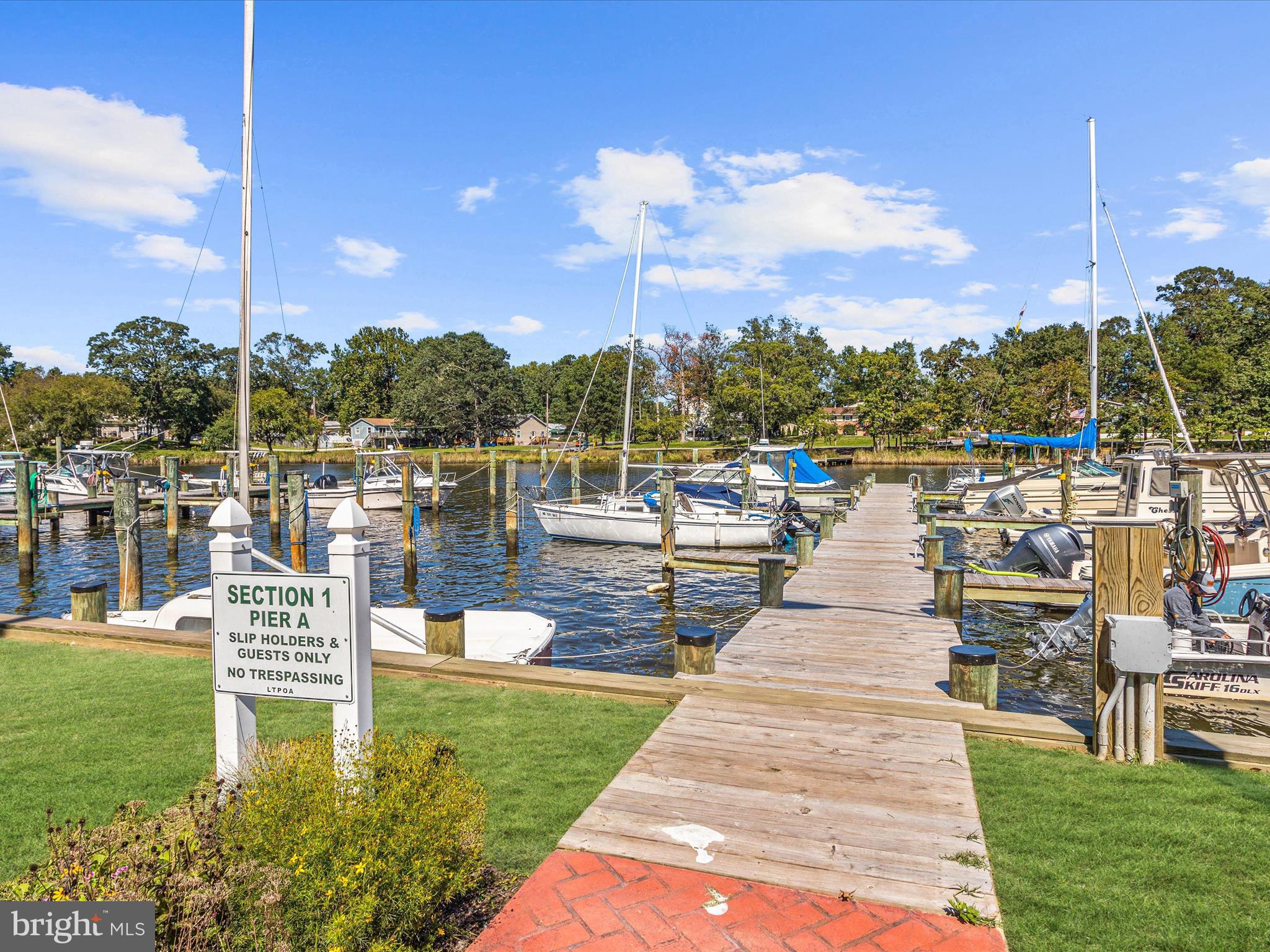 WOODLAND BEACH - Residential