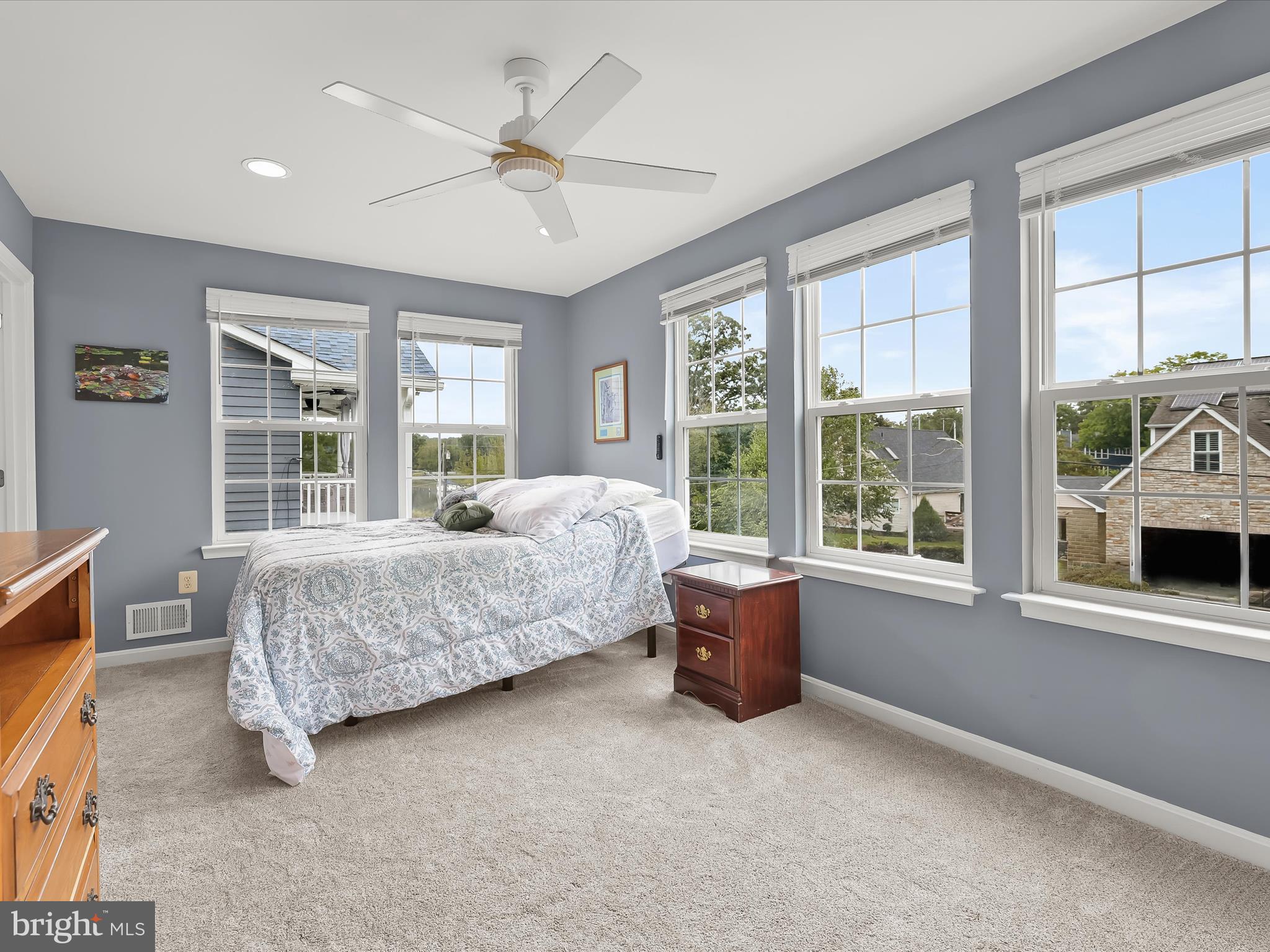 WOODLAND BEACH - Residential