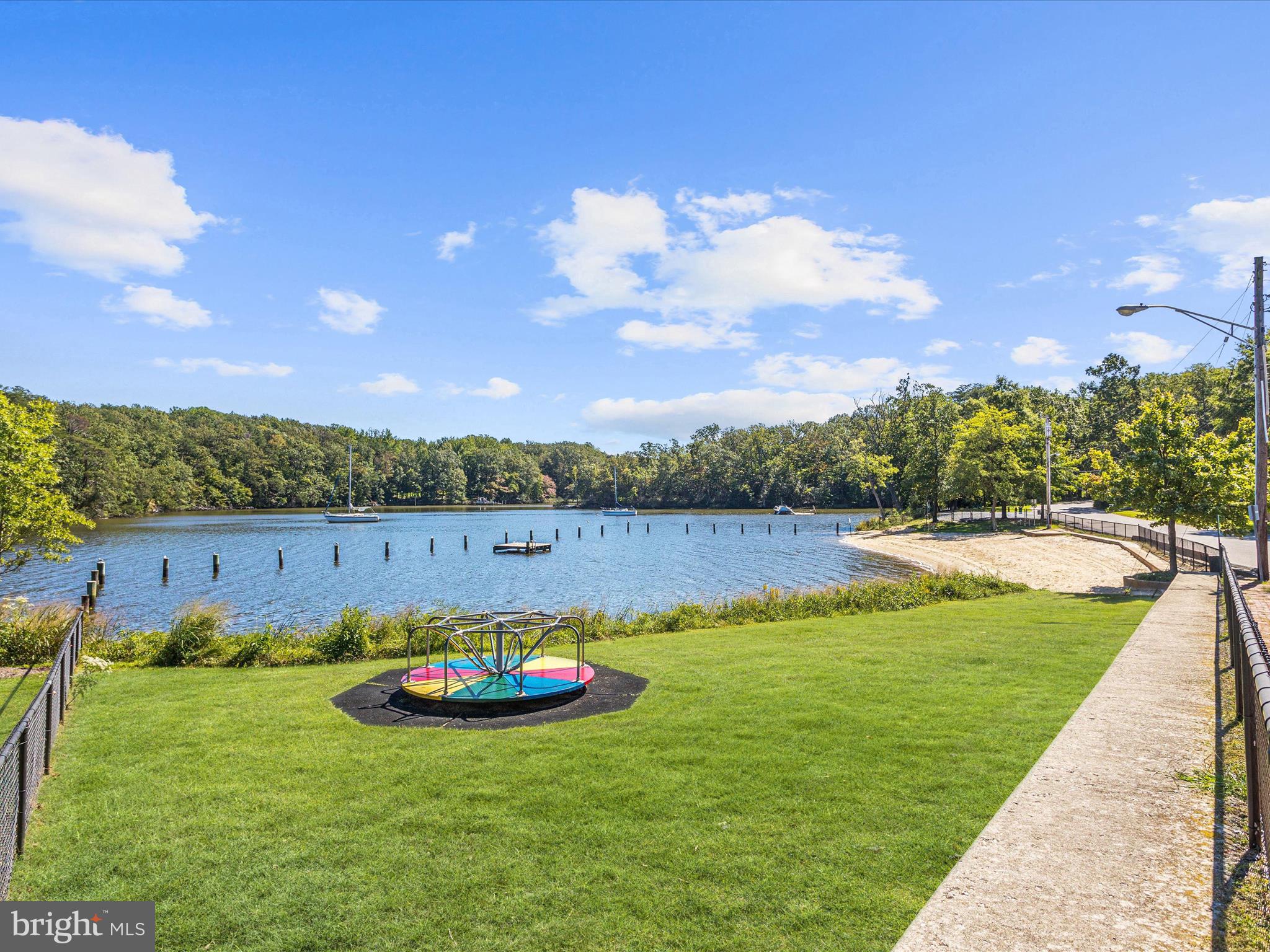 WOODLAND BEACH - Residential