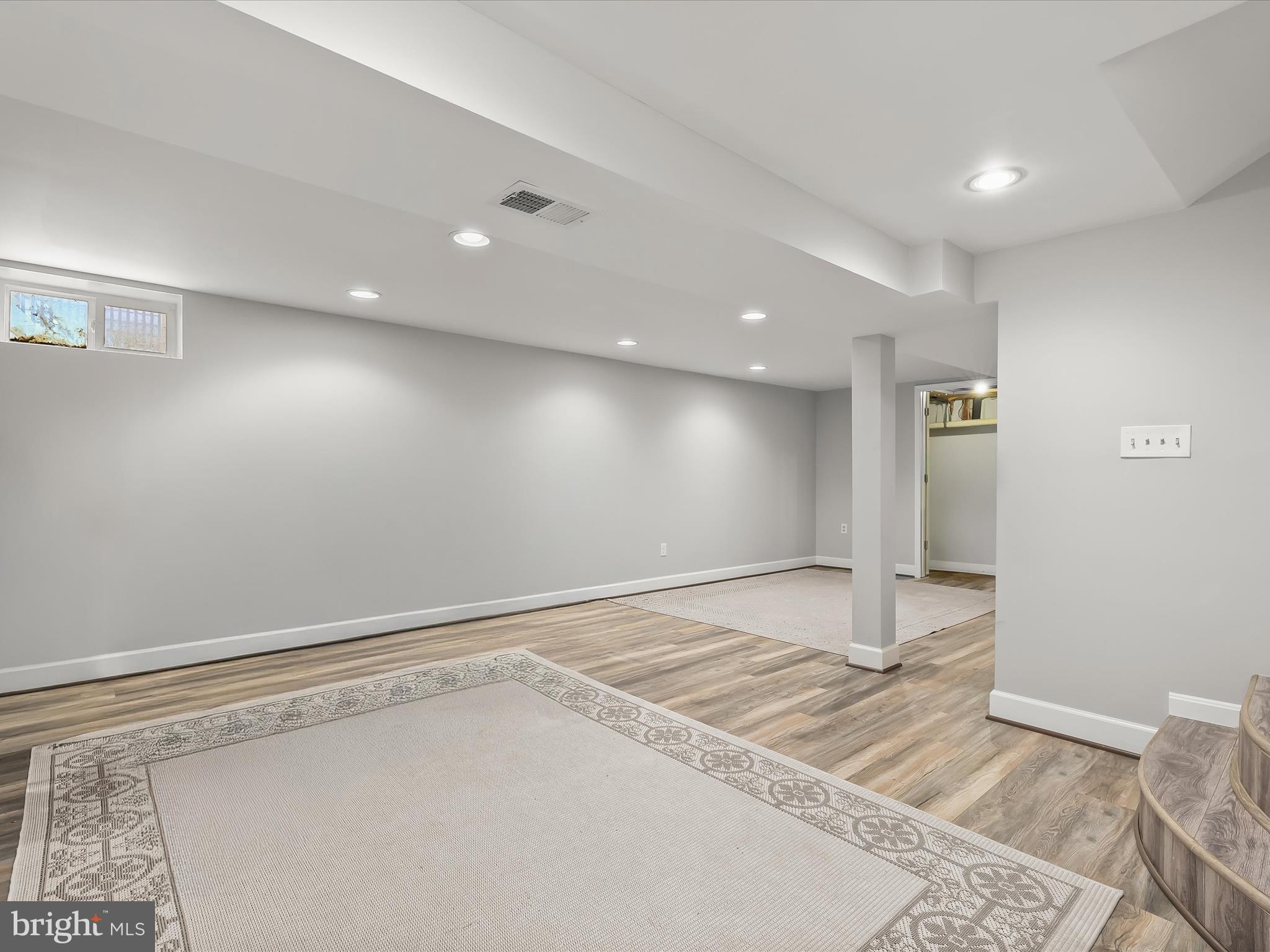 WOODLAND BEACH - Residential