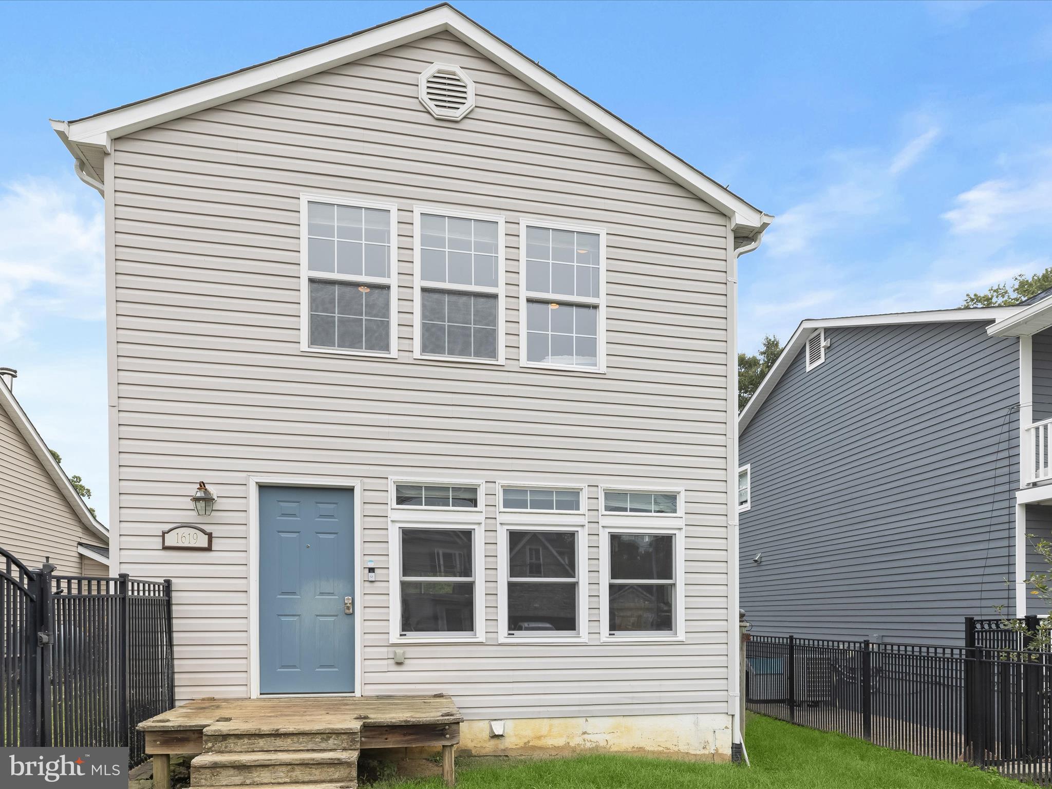 WOODLAND BEACH - Residential