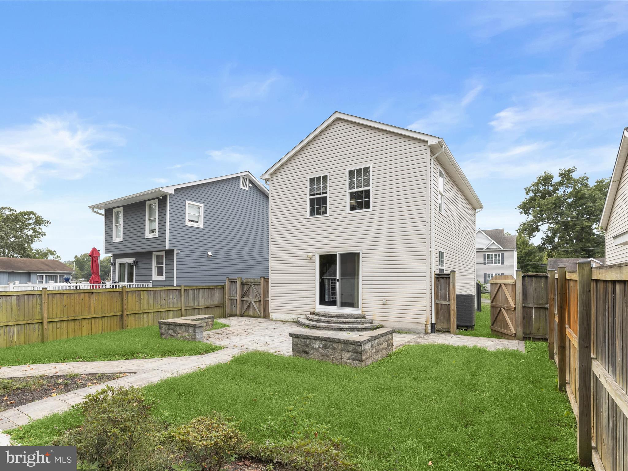 WOODLAND BEACH - Residential