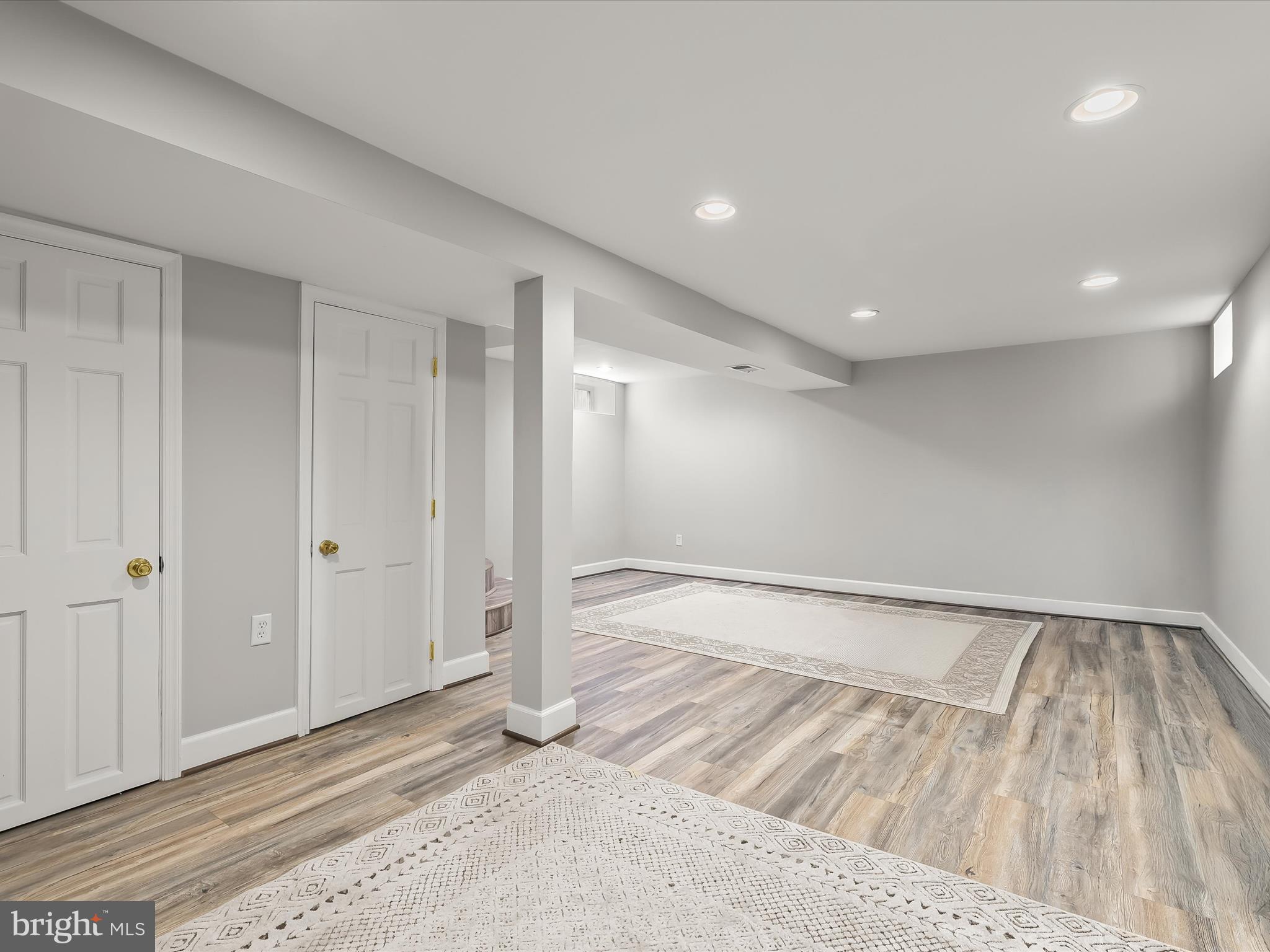 WOODLAND BEACH - Residential