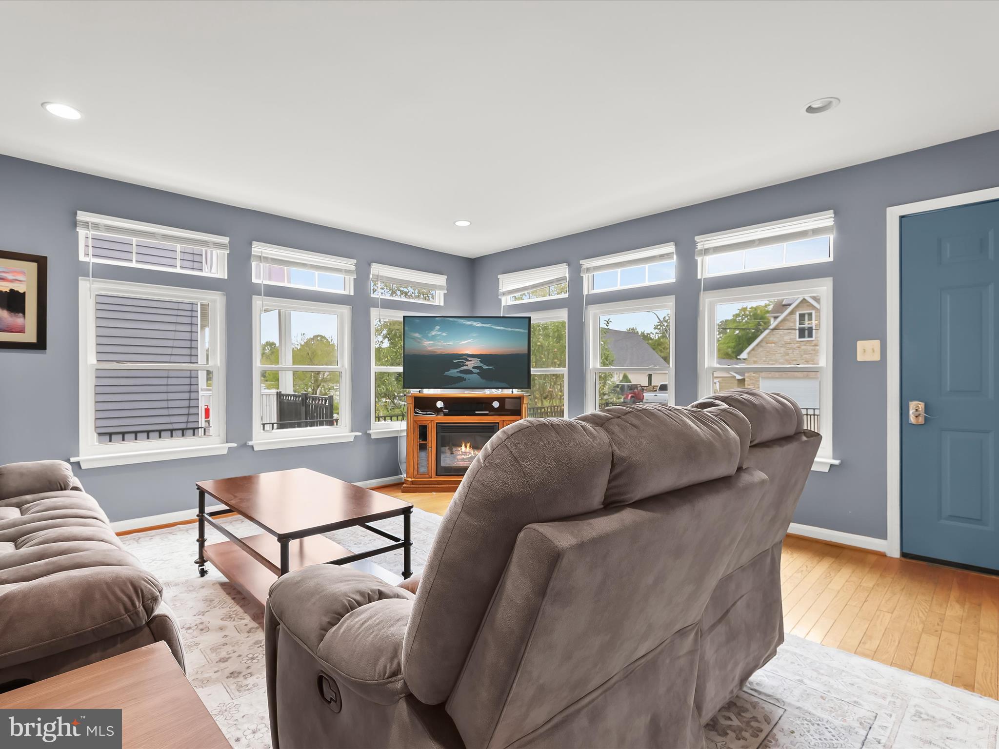 WOODLAND BEACH - Residential