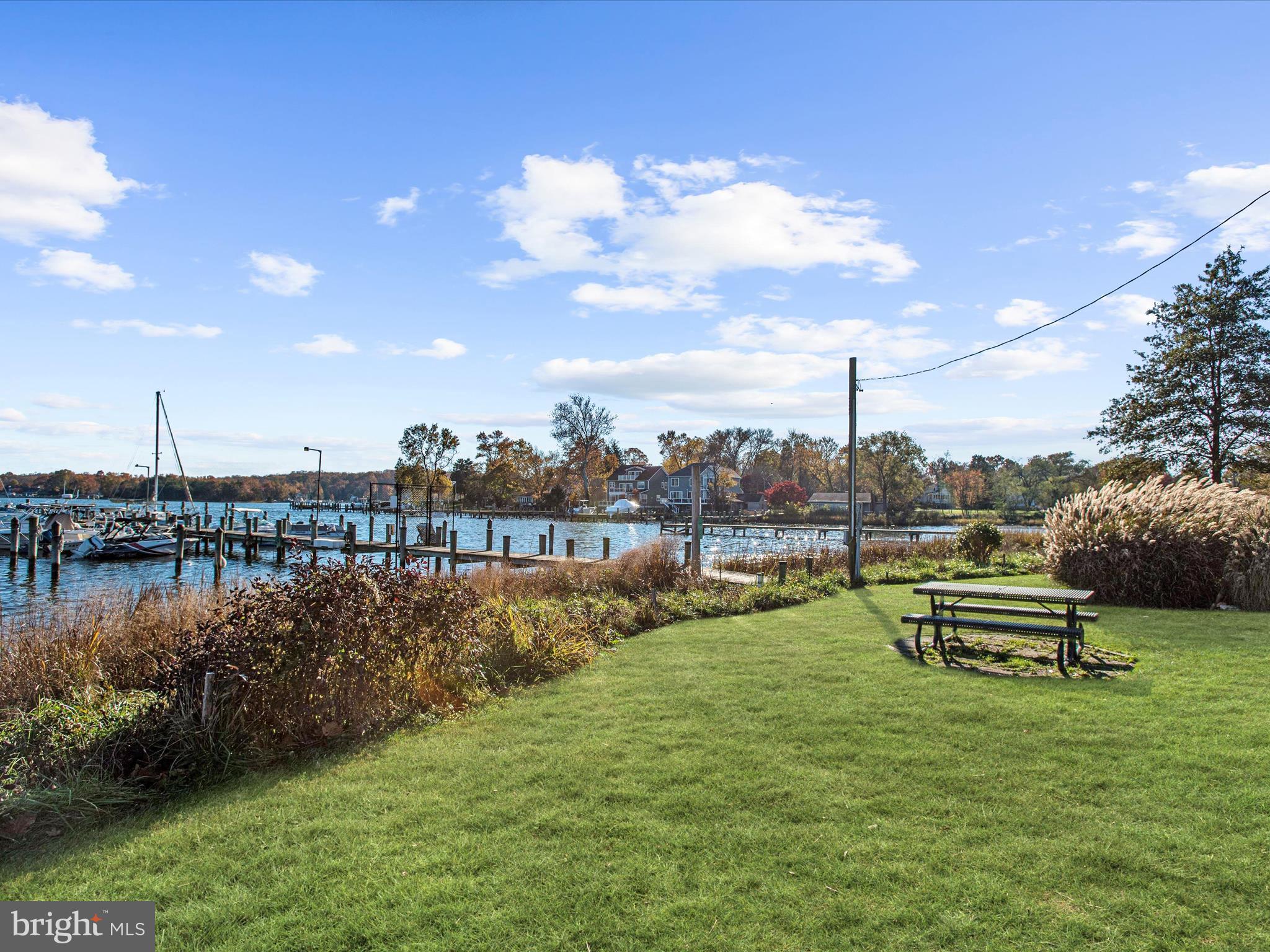 WOODLAND BEACH - Residential