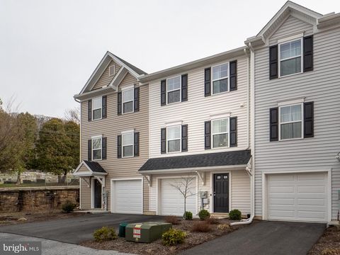 Townhouse For Sale - 3 Hawley Court<br/> READING, PA 19606