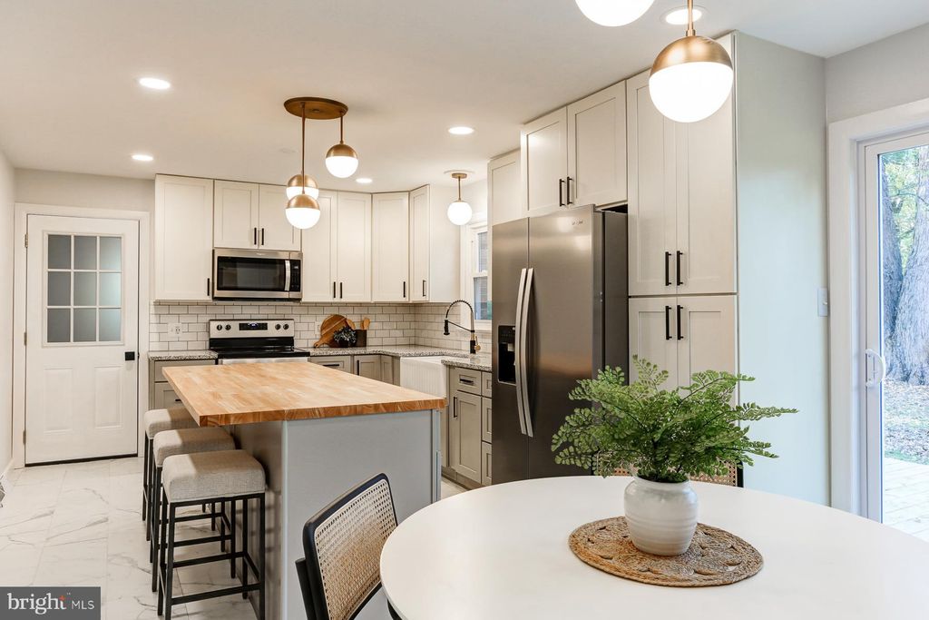 Photo of 11 PINEWOOD AVE, LITITZ, PA 17543 (MLS # PALA2028262)