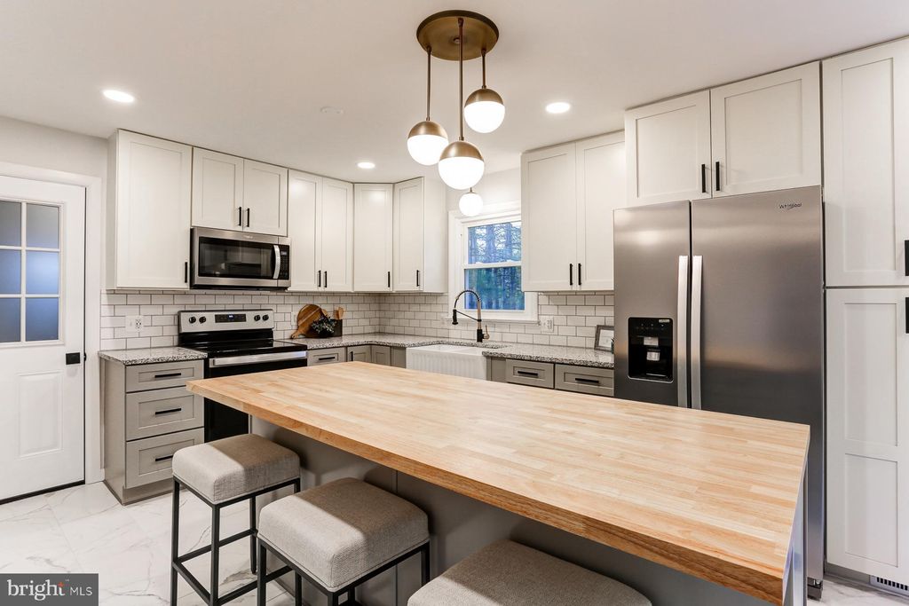 Photo of 11 PINEWOOD AVE, LITITZ, PA 17543 (MLS # PALA2028262)