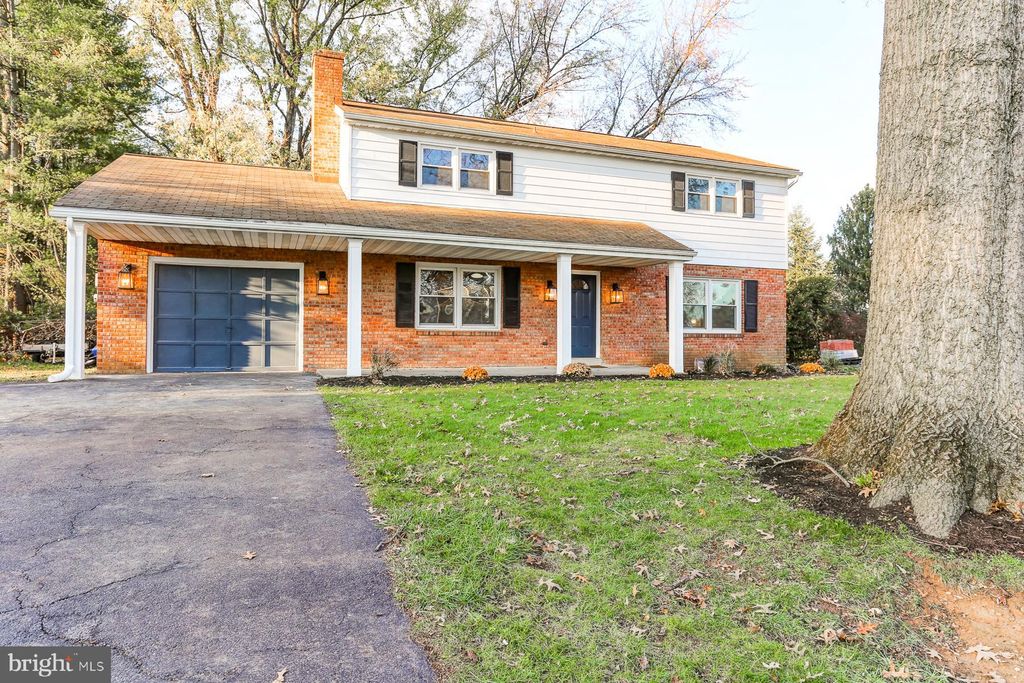 Photo of 11 PINEWOOD AVE, LITITZ, PA 17543 (MLS # PALA2028262)