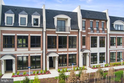 Photo of 7043 Liberty Lane, MCLEAN, VA 22101 (MLS # VAFX2275106)