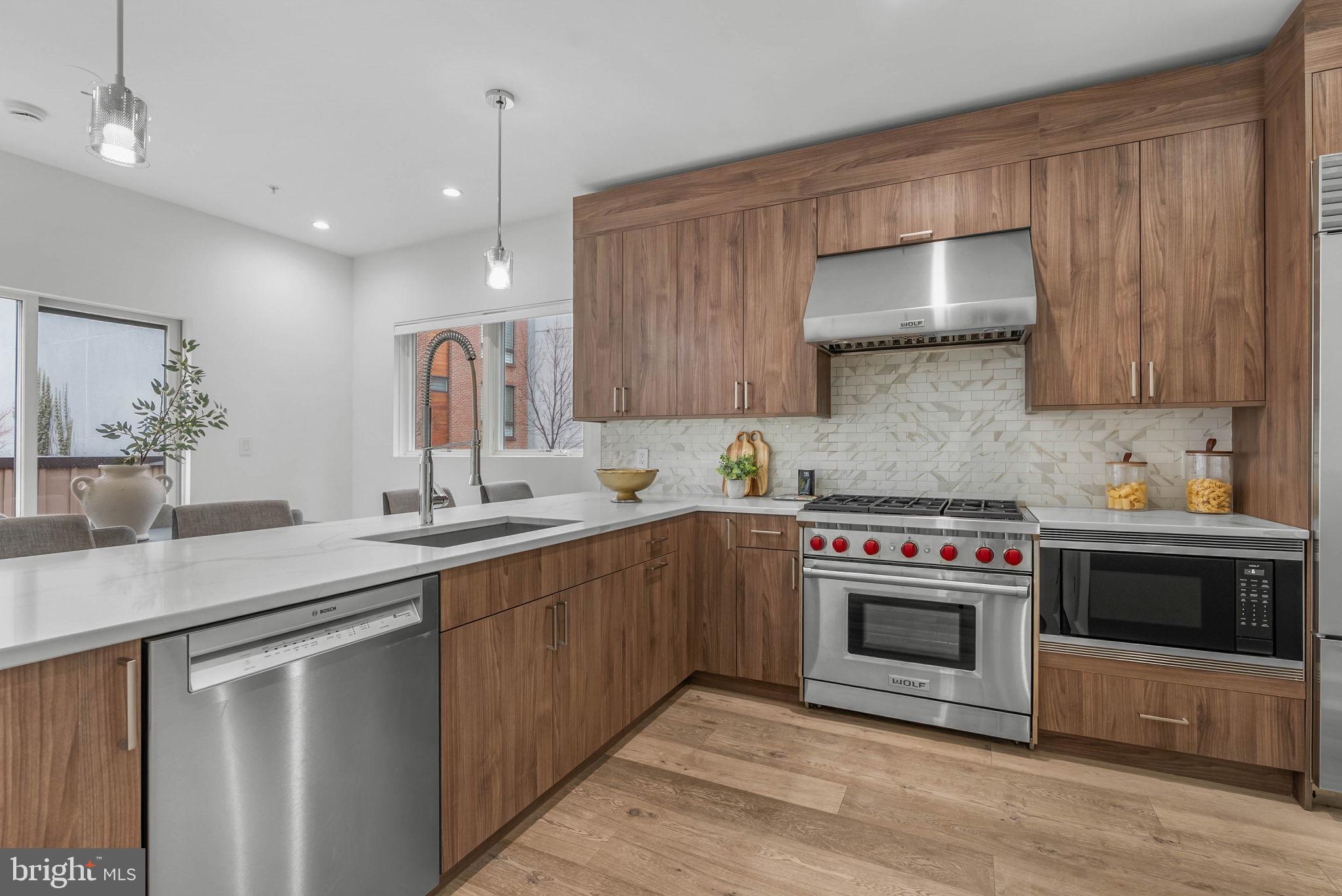 LOGAN SQUARE - Residential