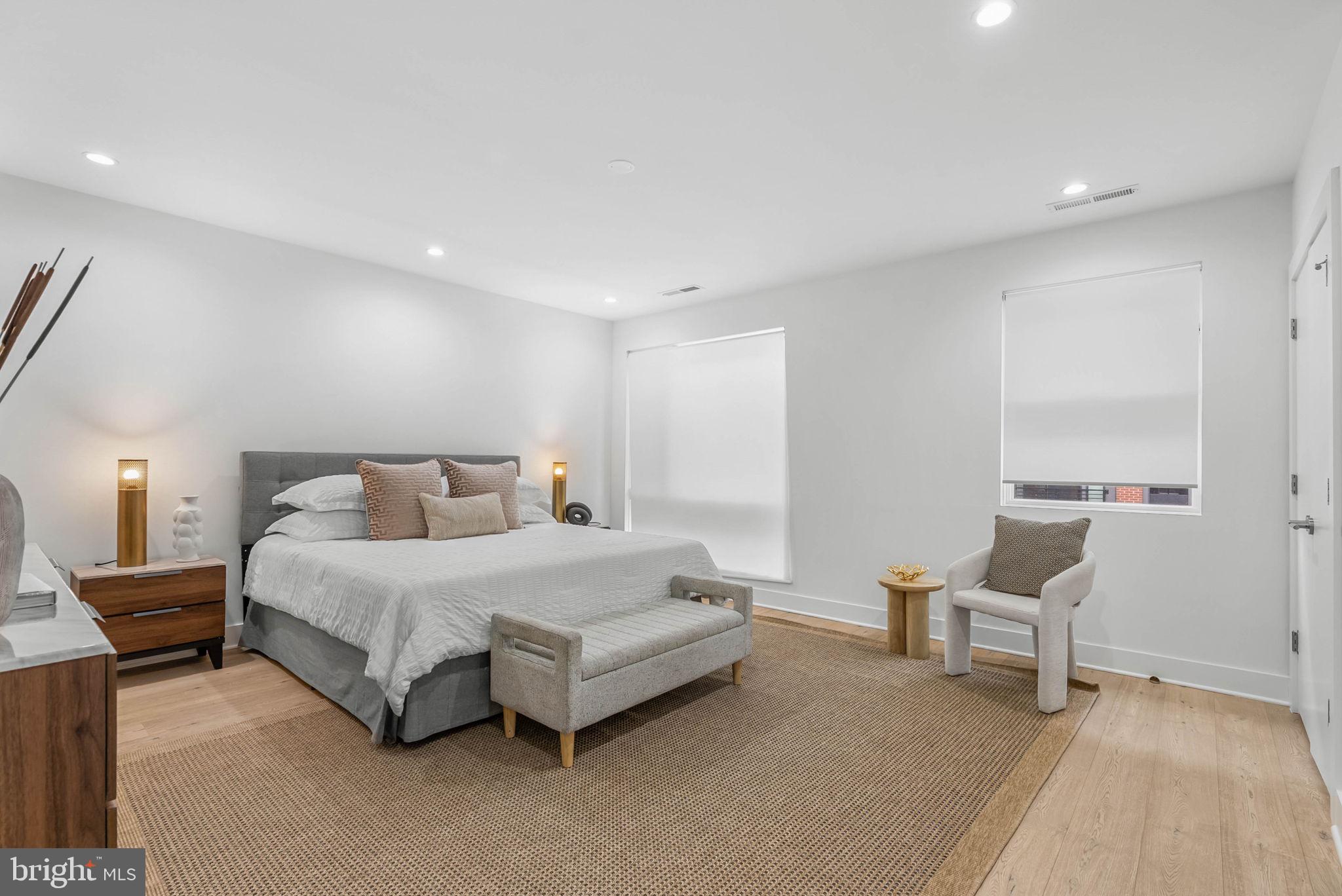 LOGAN SQUARE - Residential