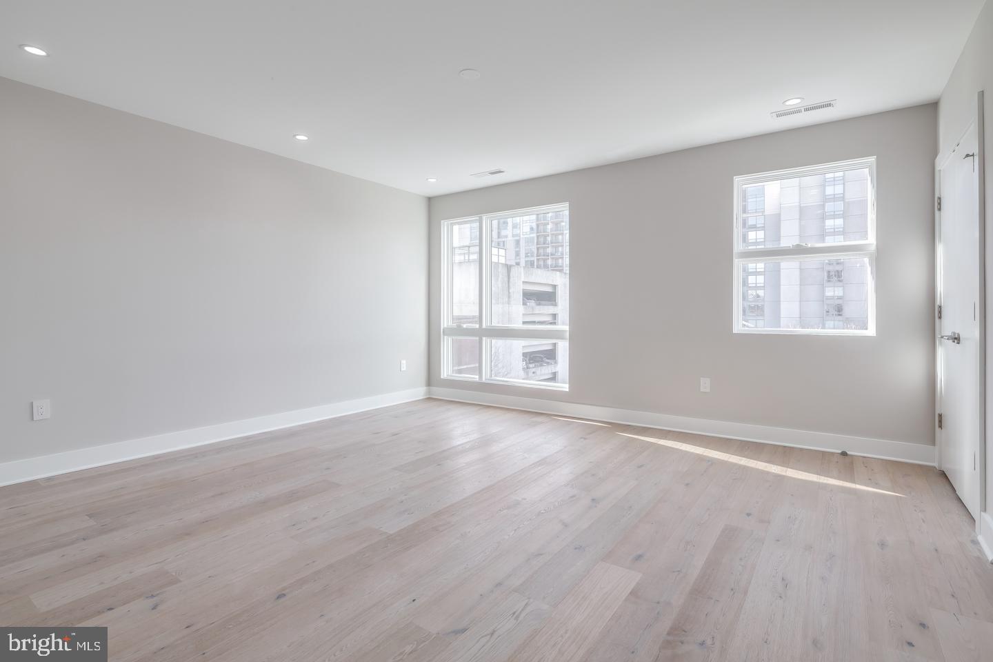 LOGAN SQUARE - Residential