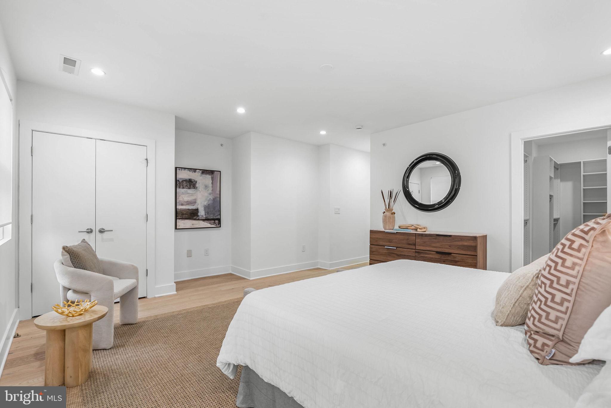 LOGAN SQUARE - Residential