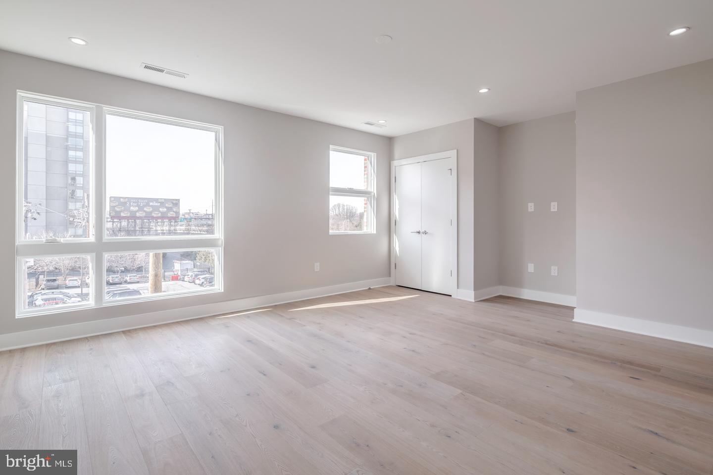 LOGAN SQUARE - Residential