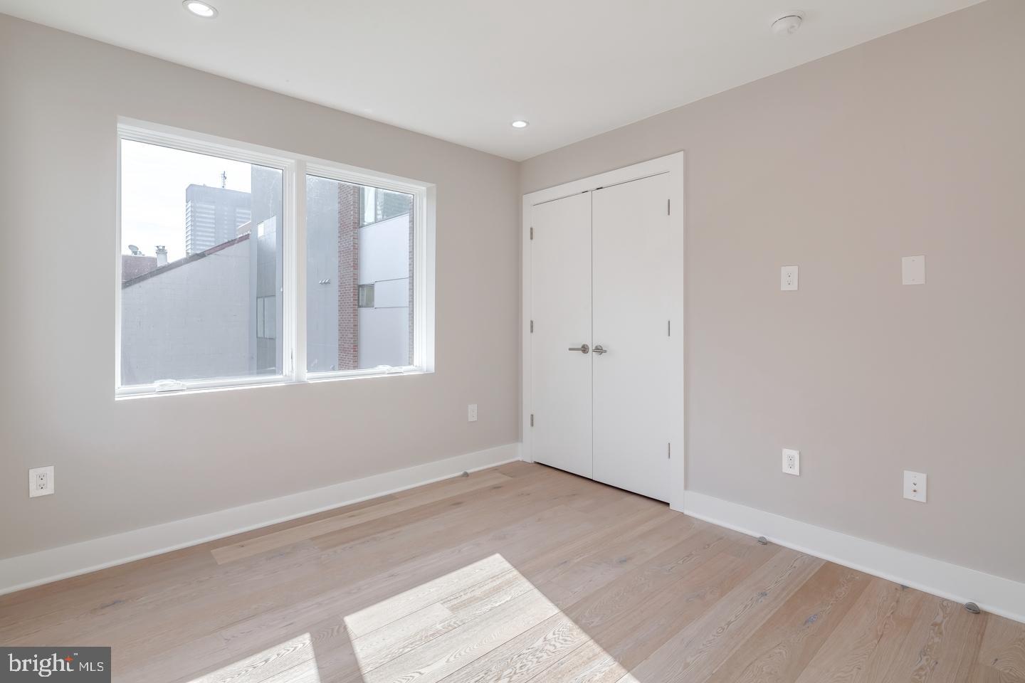 LOGAN SQUARE - Residential