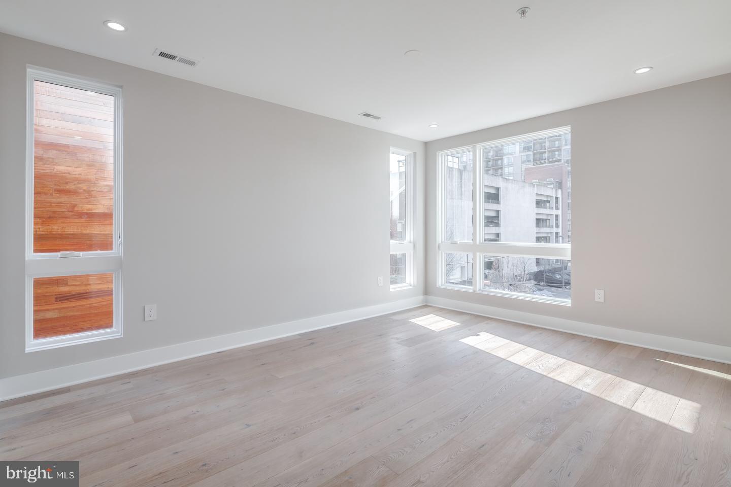 LOGAN SQUARE - Residential