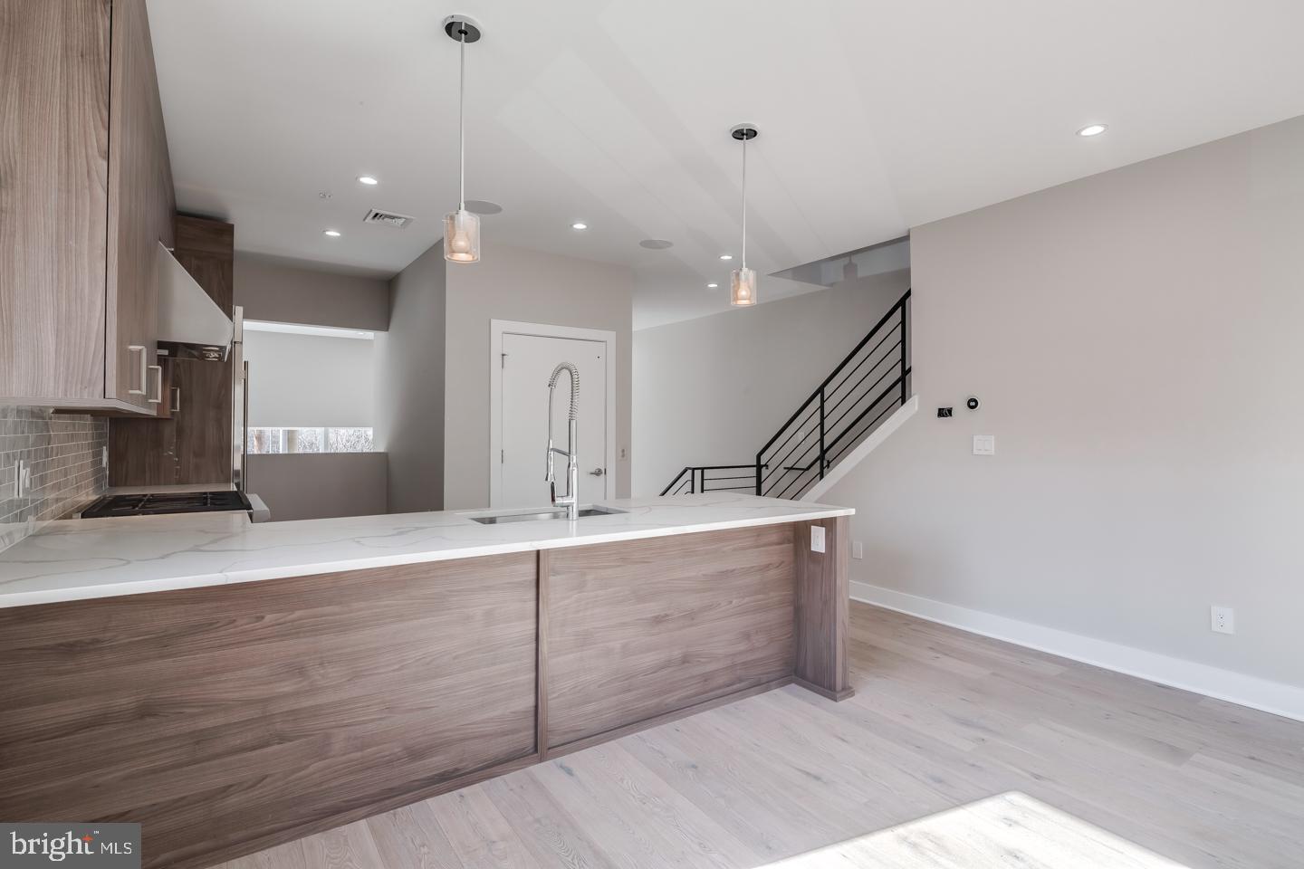 LOGAN SQUARE - Residential