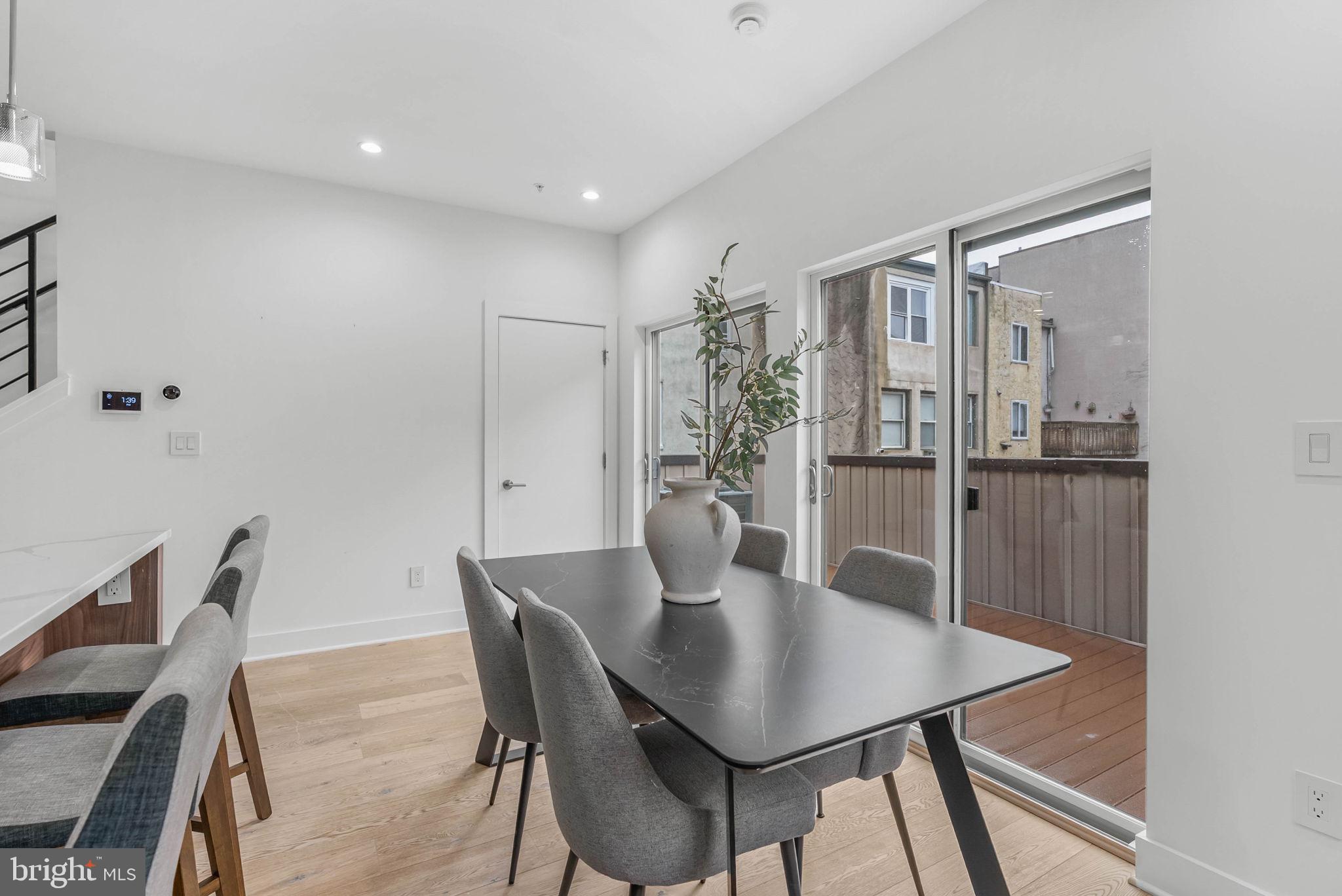 LOGAN SQUARE - Residential