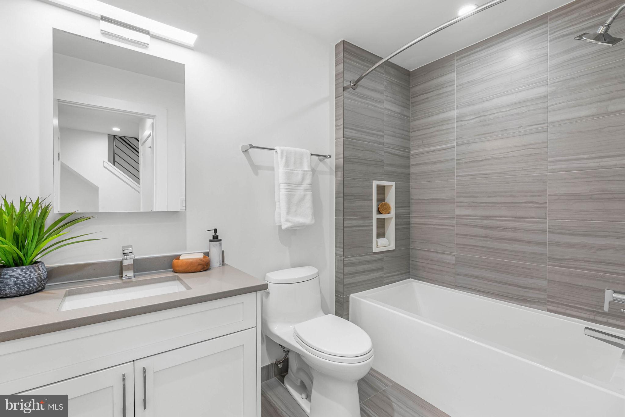 LOGAN SQUARE - Residential