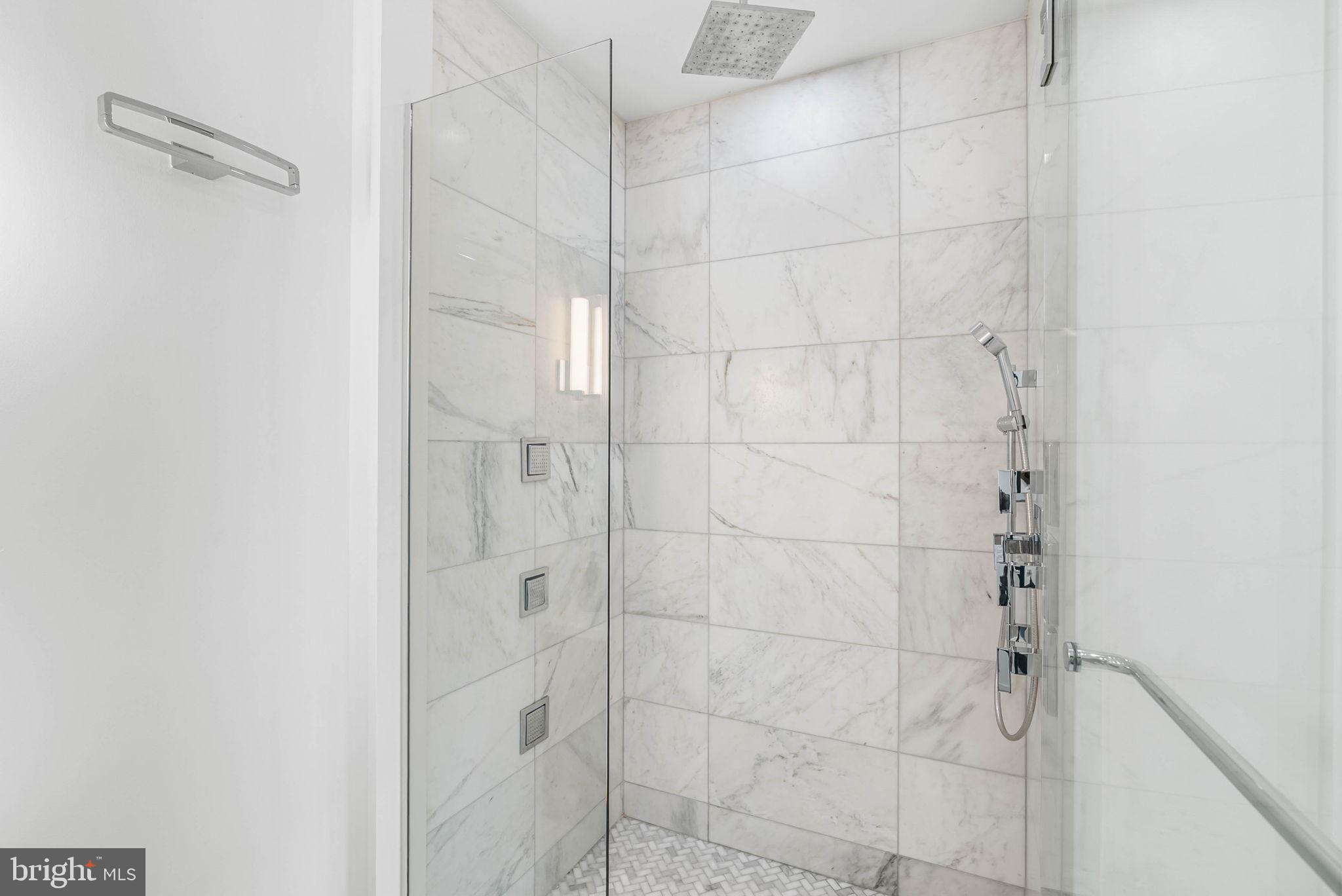 LOGAN SQUARE - Residential