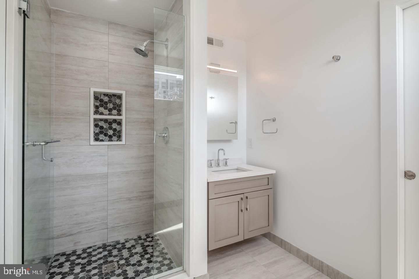 LOGAN SQUARE - Residential