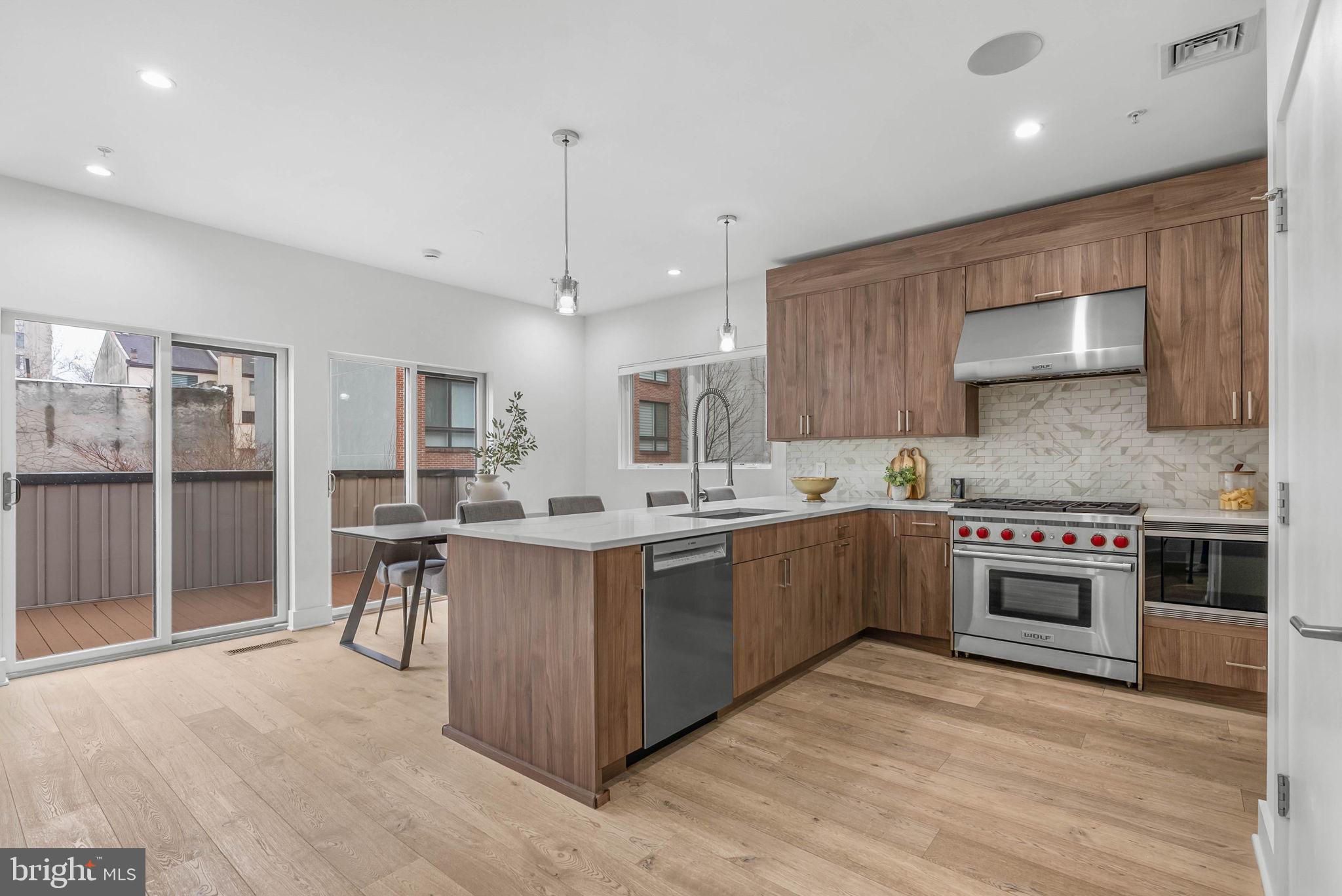 LOGAN SQUARE - Residential