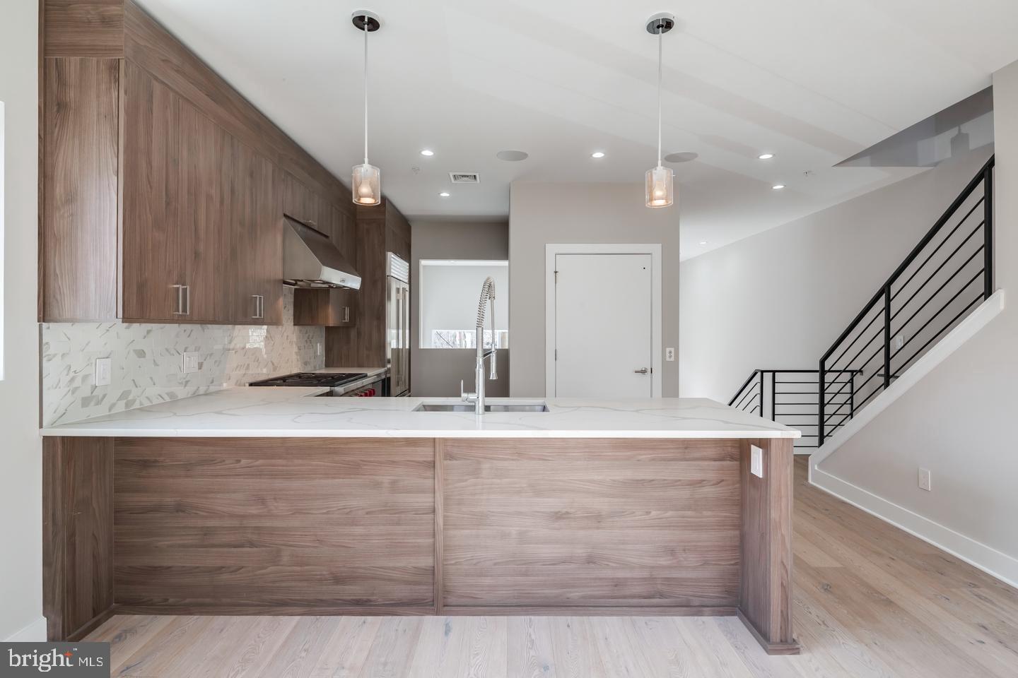 LOGAN SQUARE - Residential