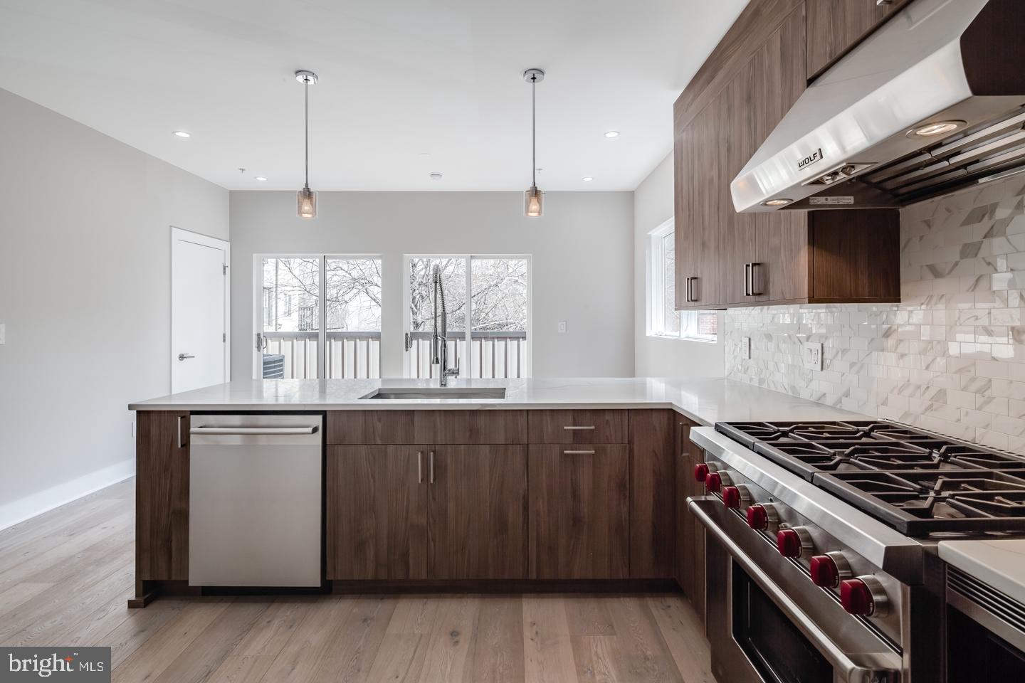 LOGAN SQUARE - Residential