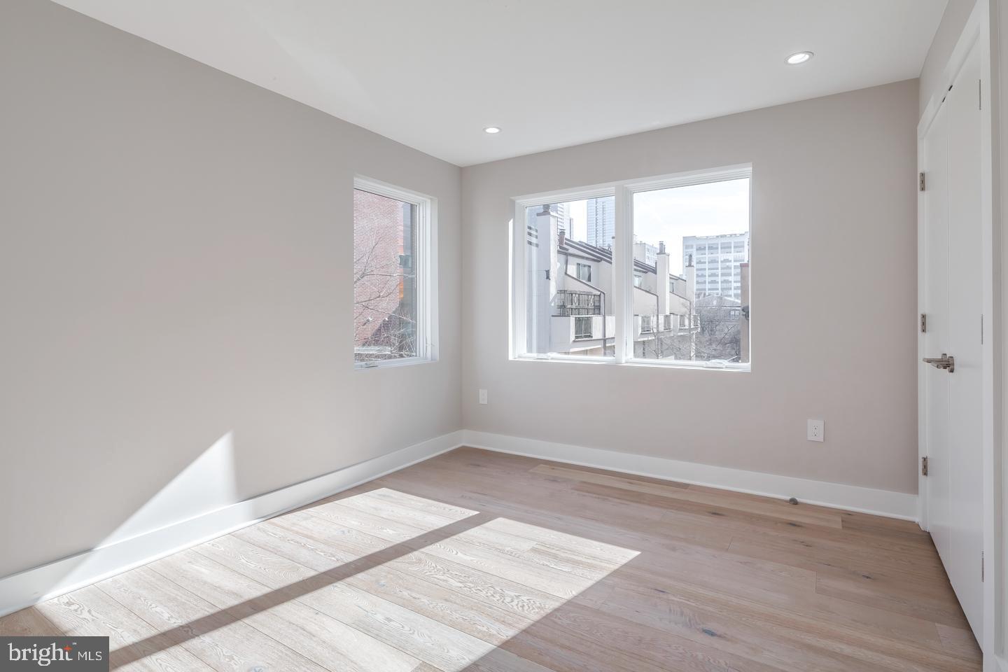 LOGAN SQUARE - Residential