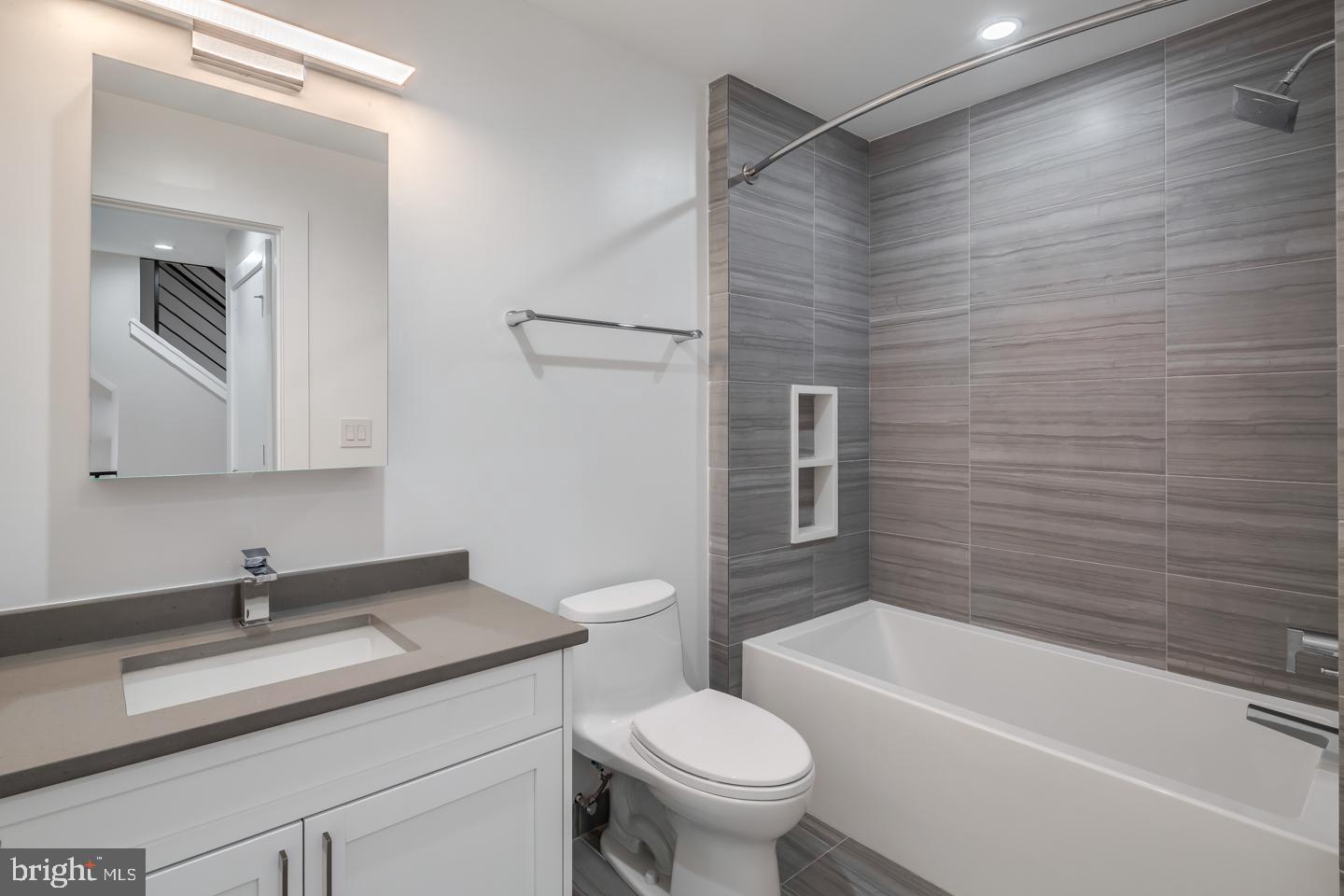 LOGAN SQUARE - Residential