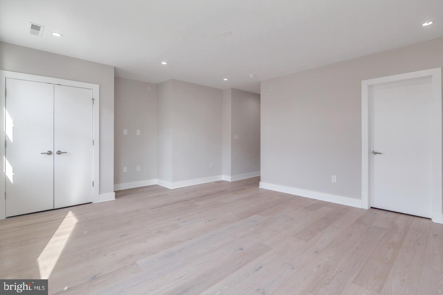 LOGAN SQUARE - Residential