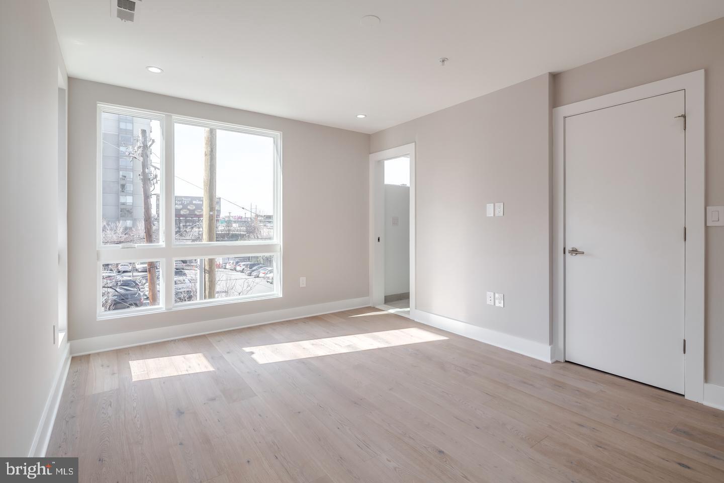 LOGAN SQUARE - Residential