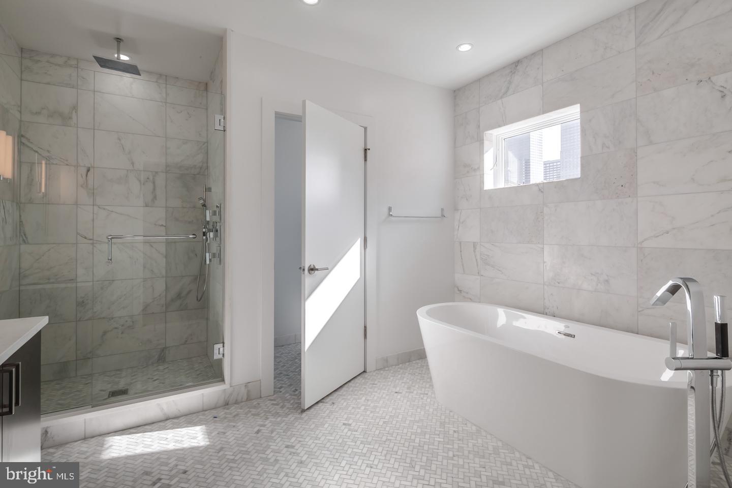 LOGAN SQUARE - Residential