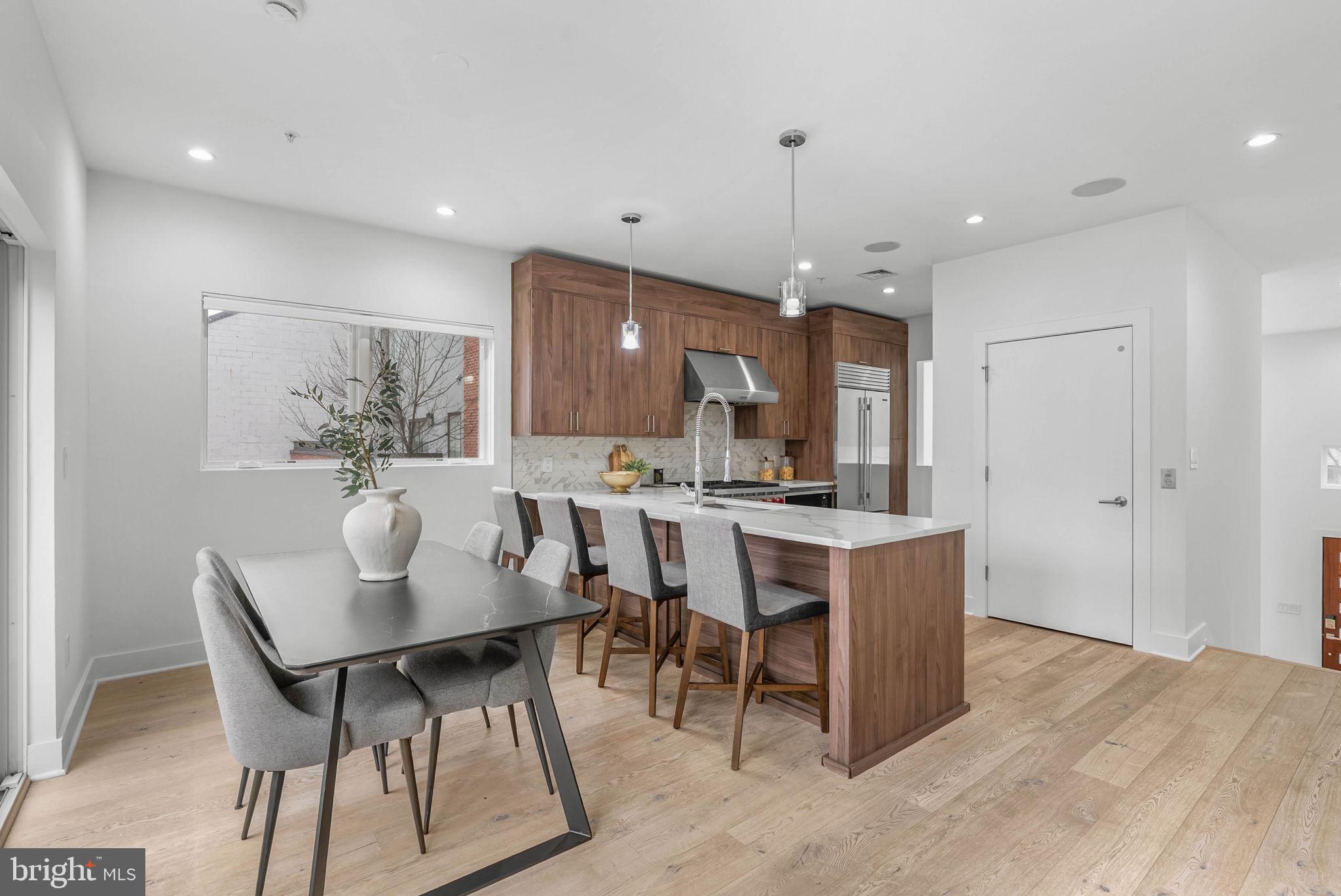 LOGAN SQUARE - Residential