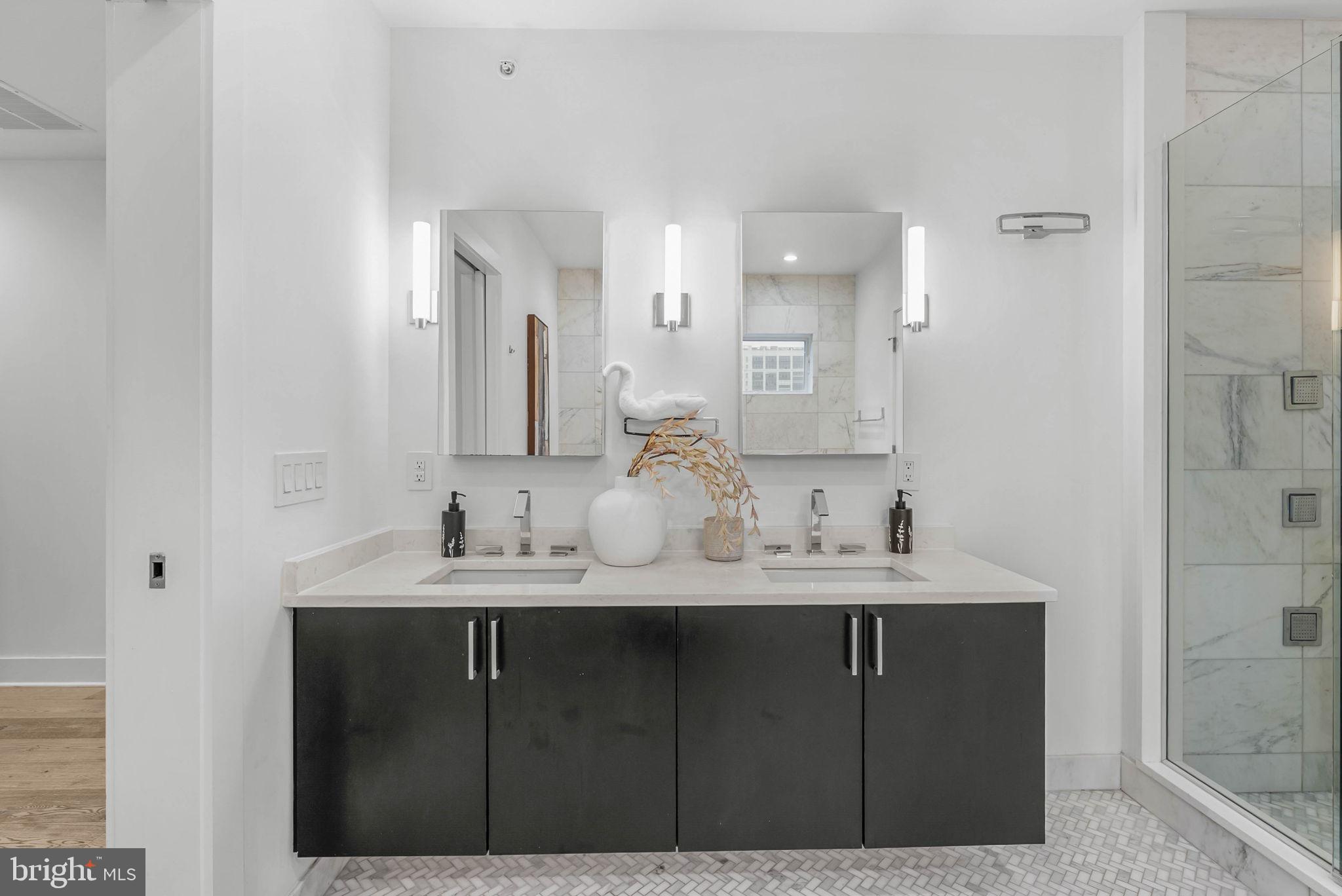 LOGAN SQUARE - Residential