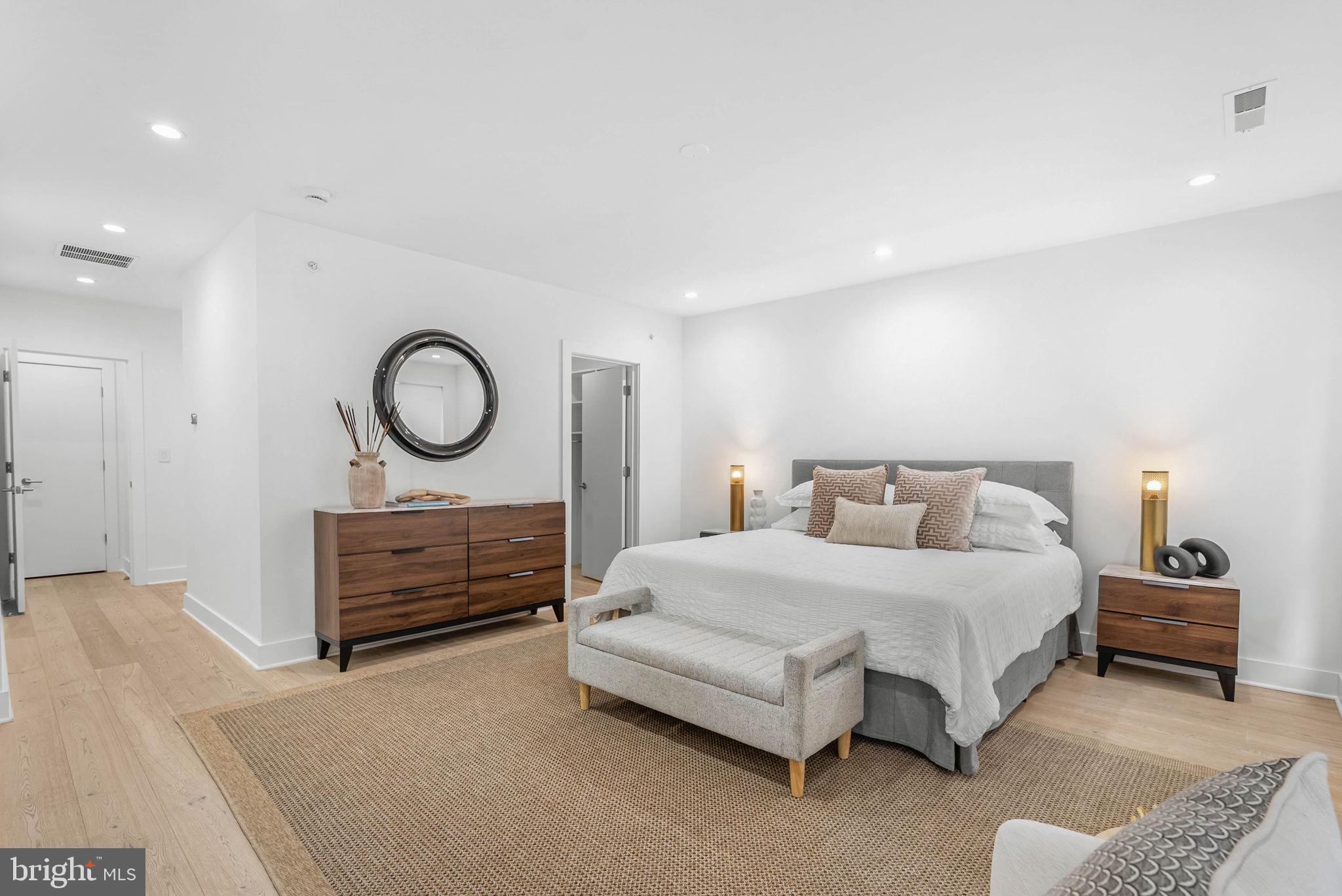 LOGAN SQUARE - Residential