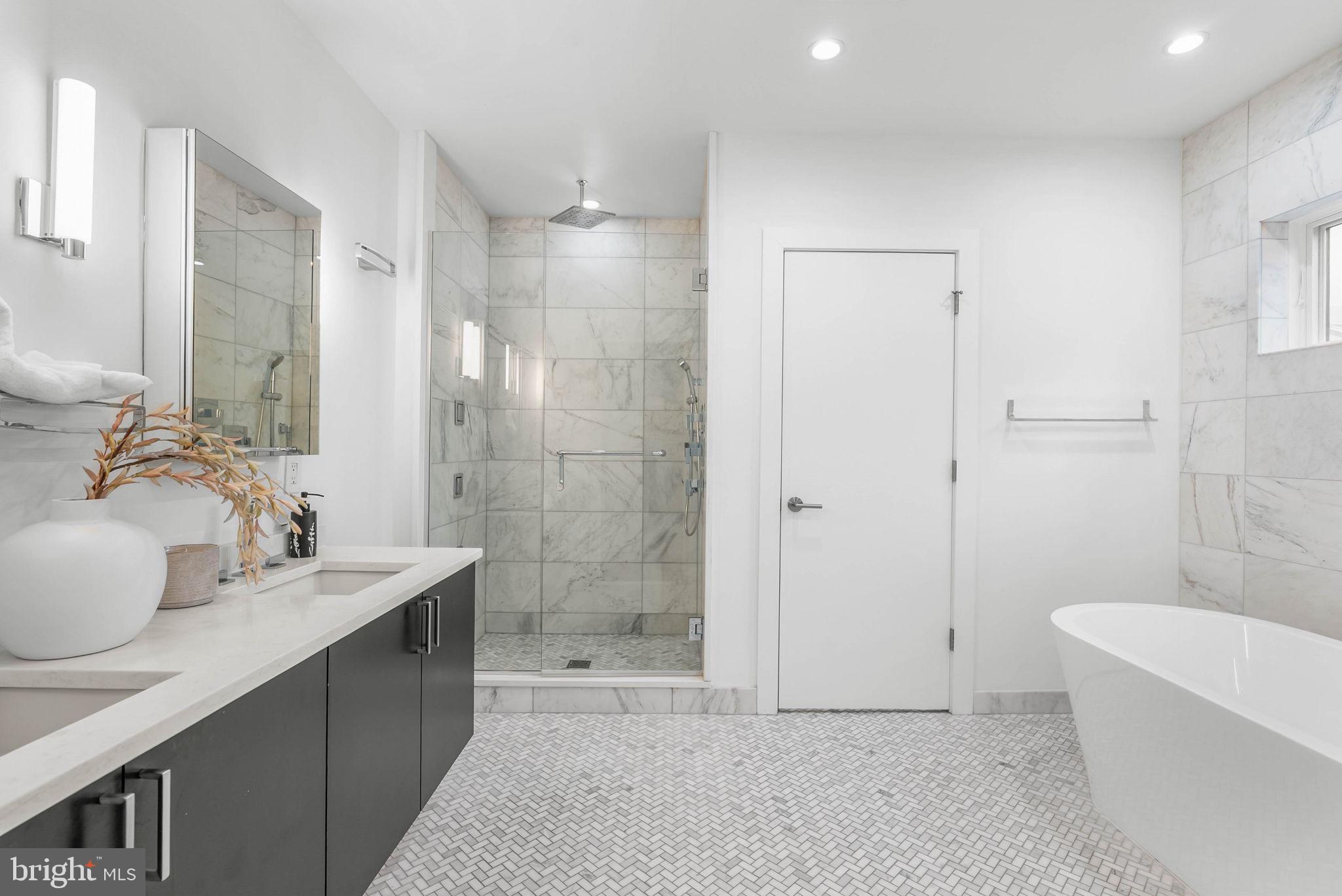 LOGAN SQUARE - Residential