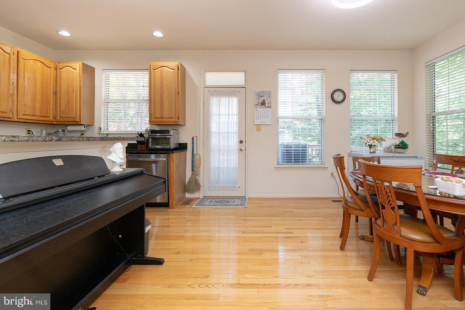 5819 STREAM POND COURT